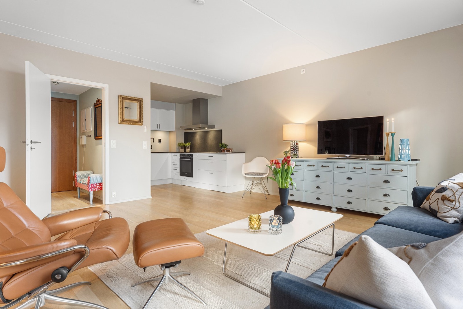 En romslig og praktisk 2-roms med stor markterrasse, parkering og super beliggenhet Galleribilde