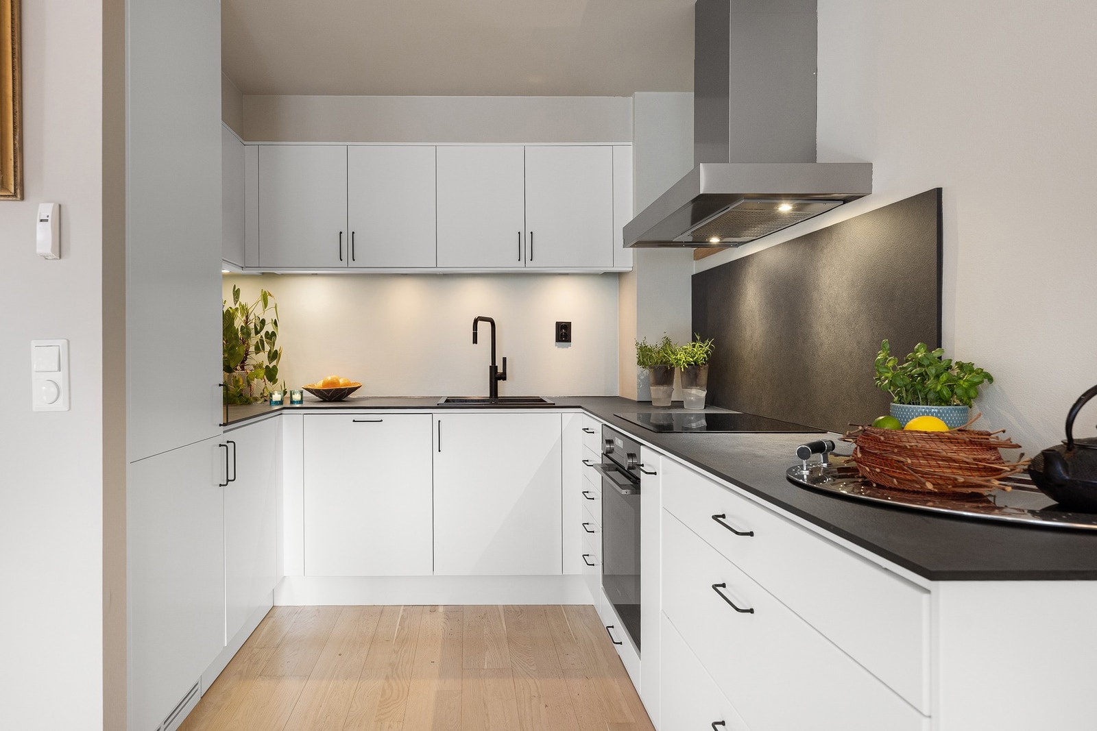 Stilren kjøkkeninnredning fra Drømmekjøkkenet, med integrerte hvitevarer Galleribilde