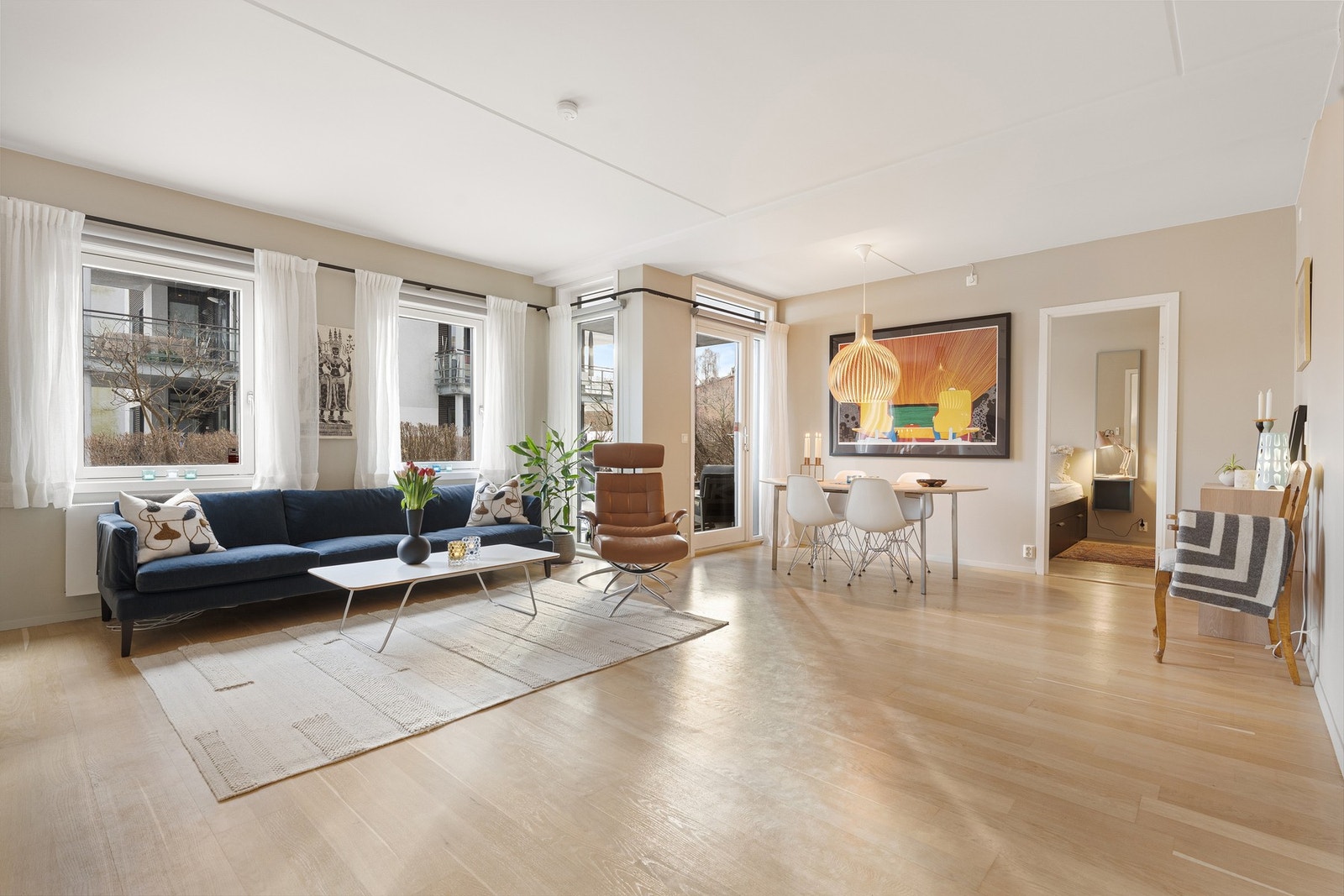 Planløsning bestående av oppholdsrom med stue/kjøkken, stort soverom, bad og gang - i tillegg til nydelig uteplass Galleribilde