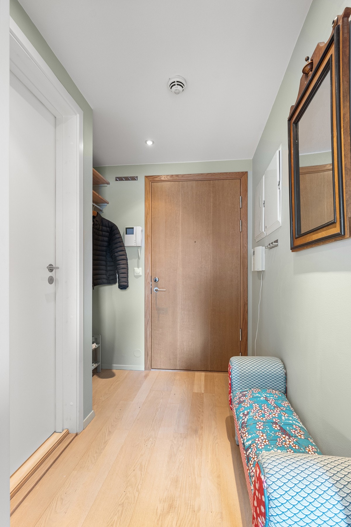 Entreen med åpen garderobenisje og plass til ytterligere knaggrekker mm. Galleribilde