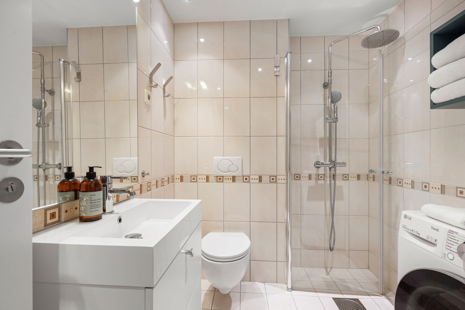 Bad med vannbåren gulvvarme og opplegg for vaskemaskin Galleribilde