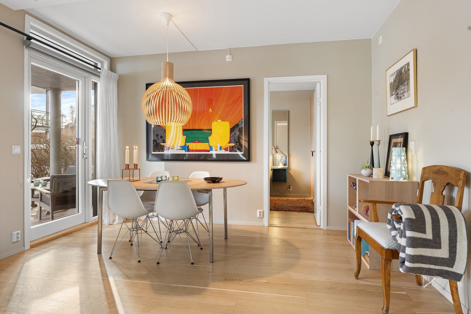 Plass til både salonggruppe og spisestuedel Galleribilde