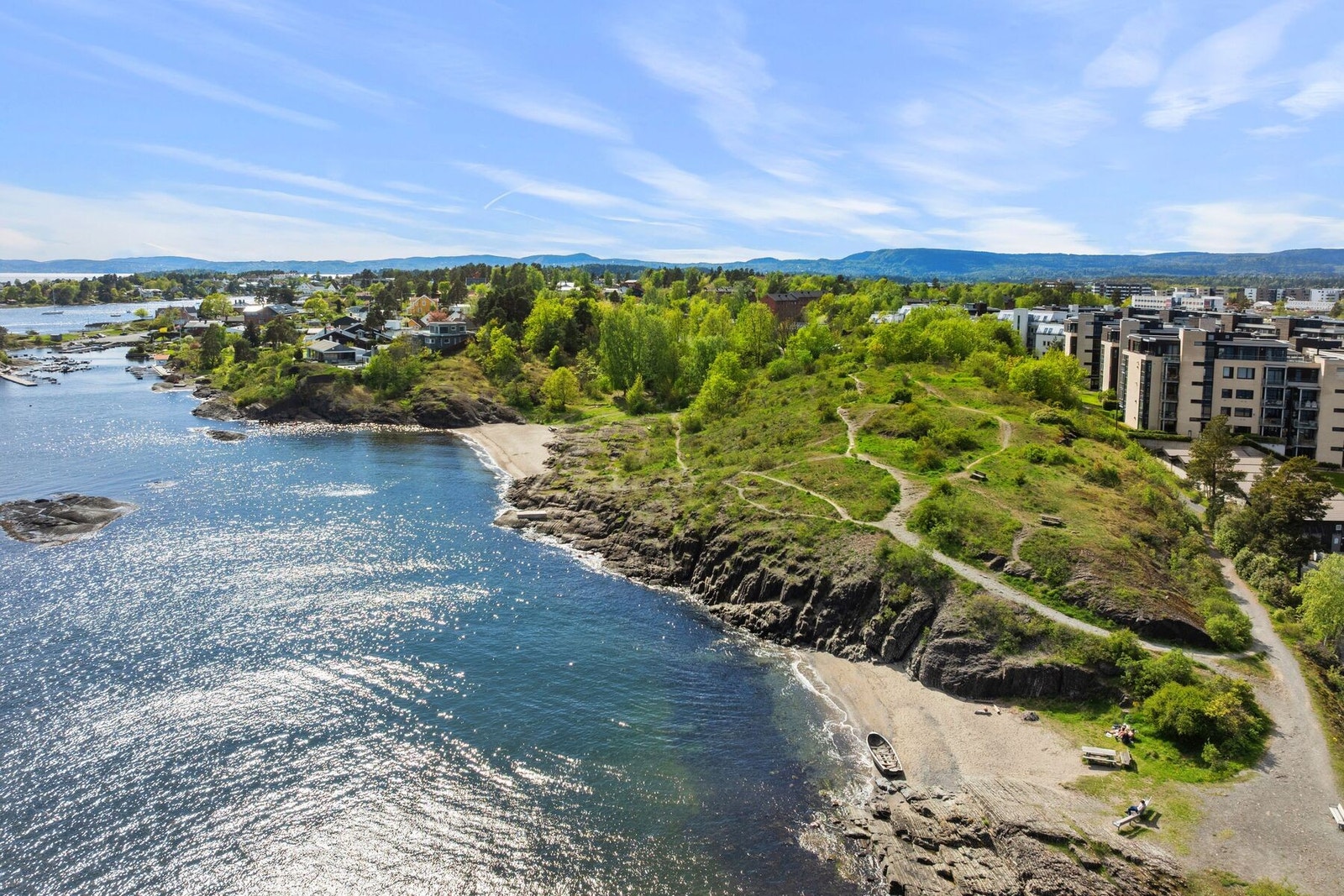 Rolfsbukta er spesielt kjent for nærhet til strender, svaberg og sjø Galleribilde