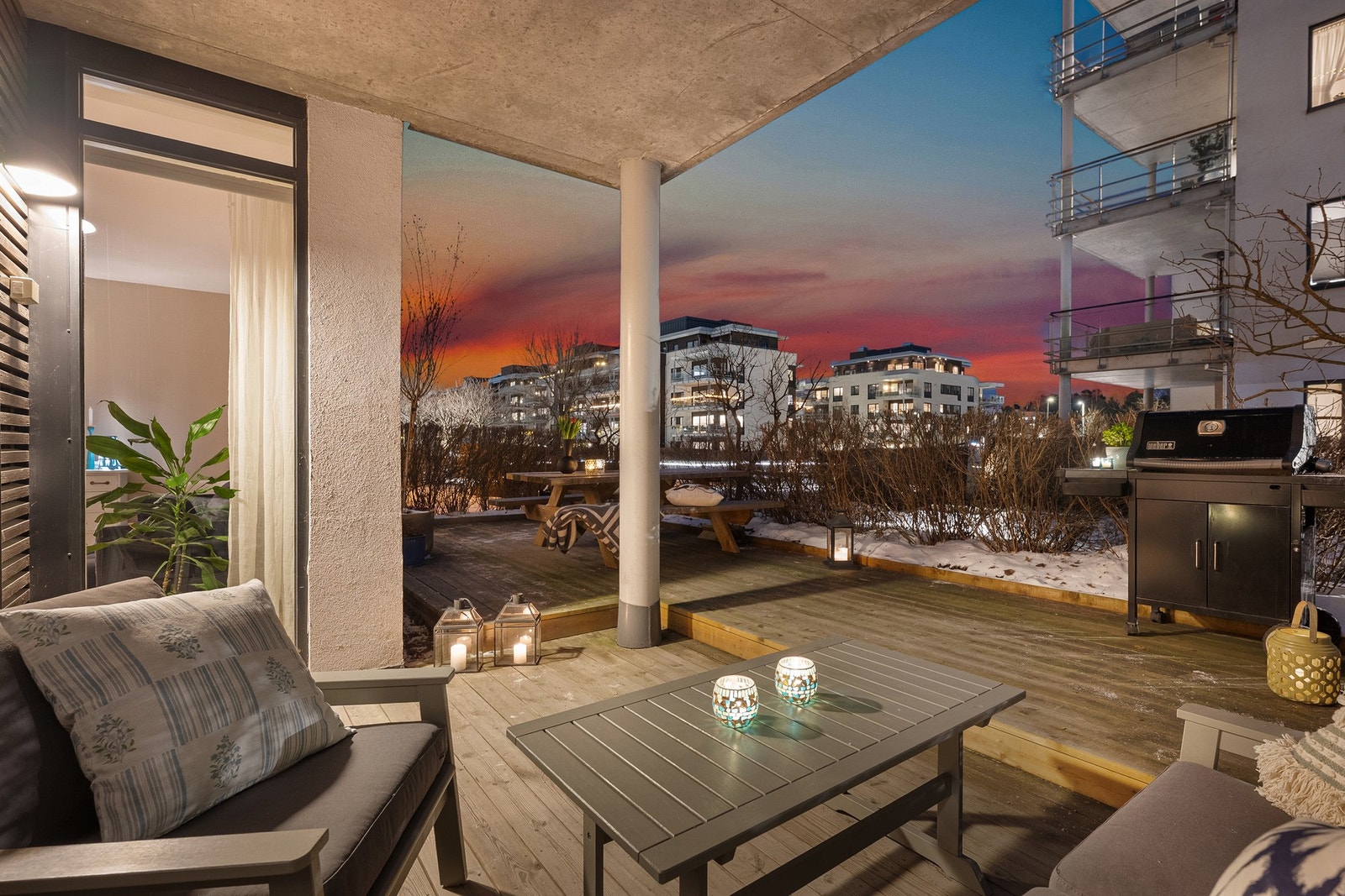 Terrassen er på vår/sommer godt skjermet med grønn hekk og har sol fra morgen til ca. kl 16 Galleribilde