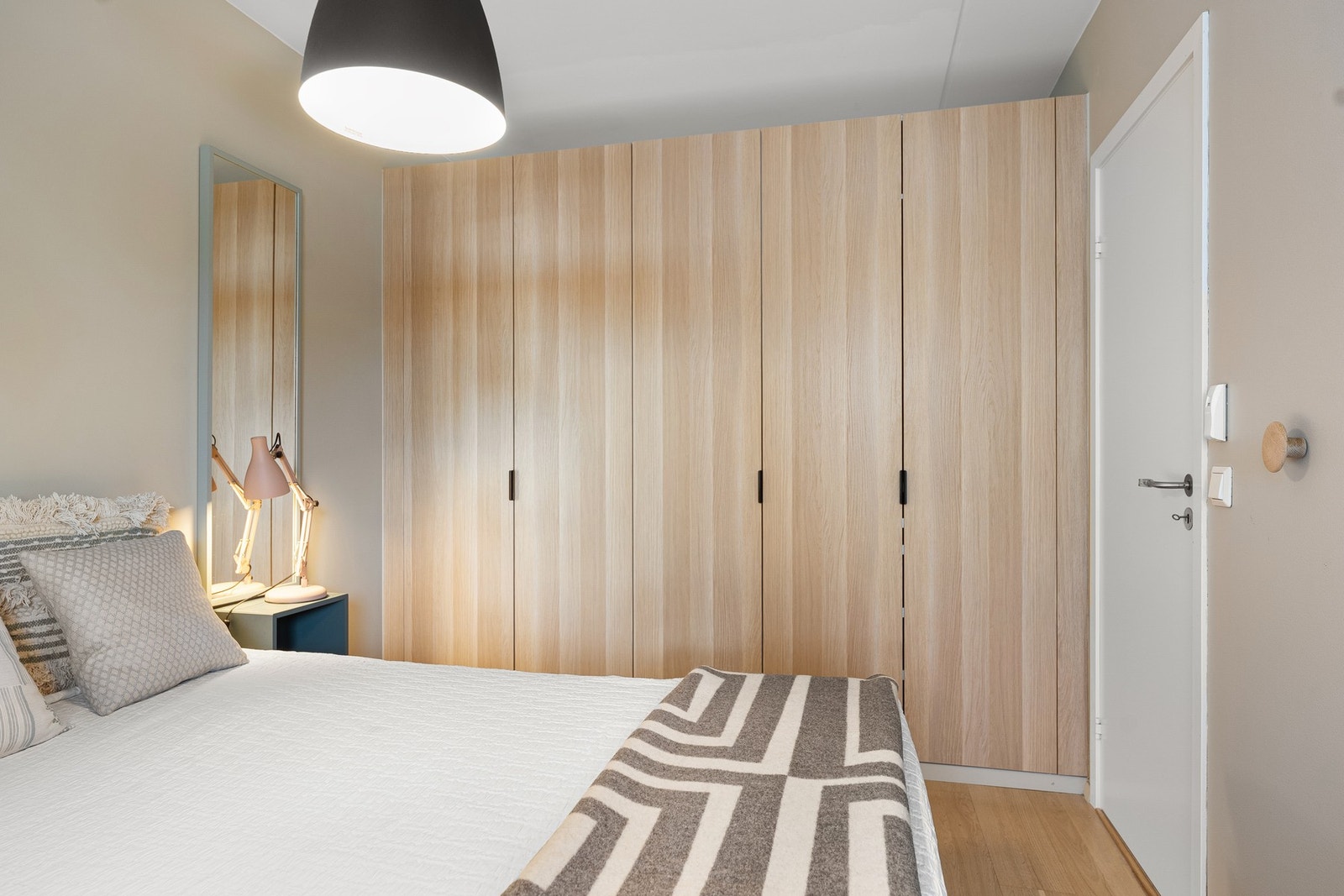 Romslige garderobeskap på soverom Galleribilde