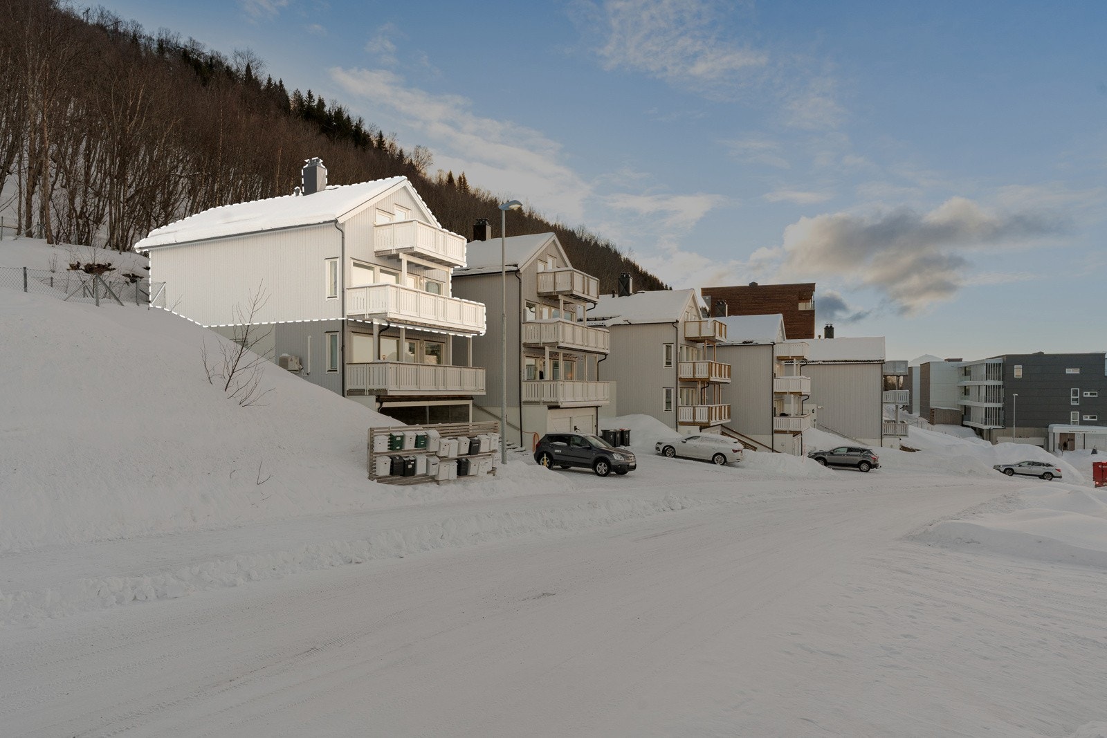 Boligen har svært god beliggenhet i boligfeltet.