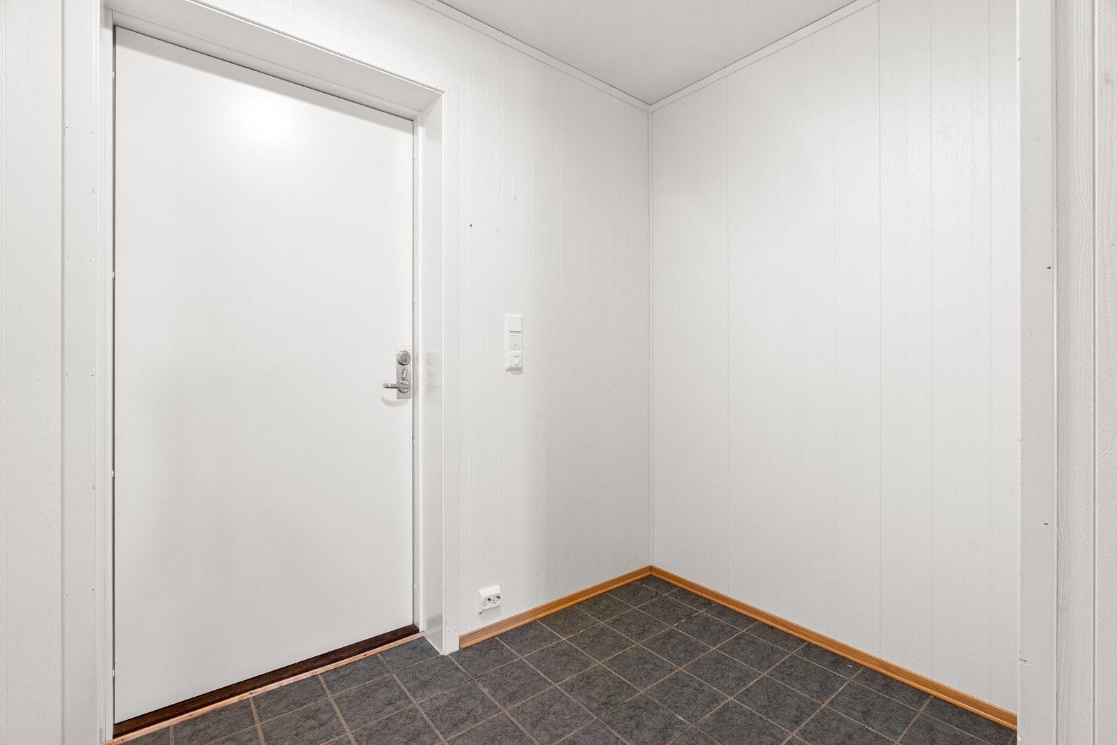 Romslig inngangsparti med plass til obbevaring.