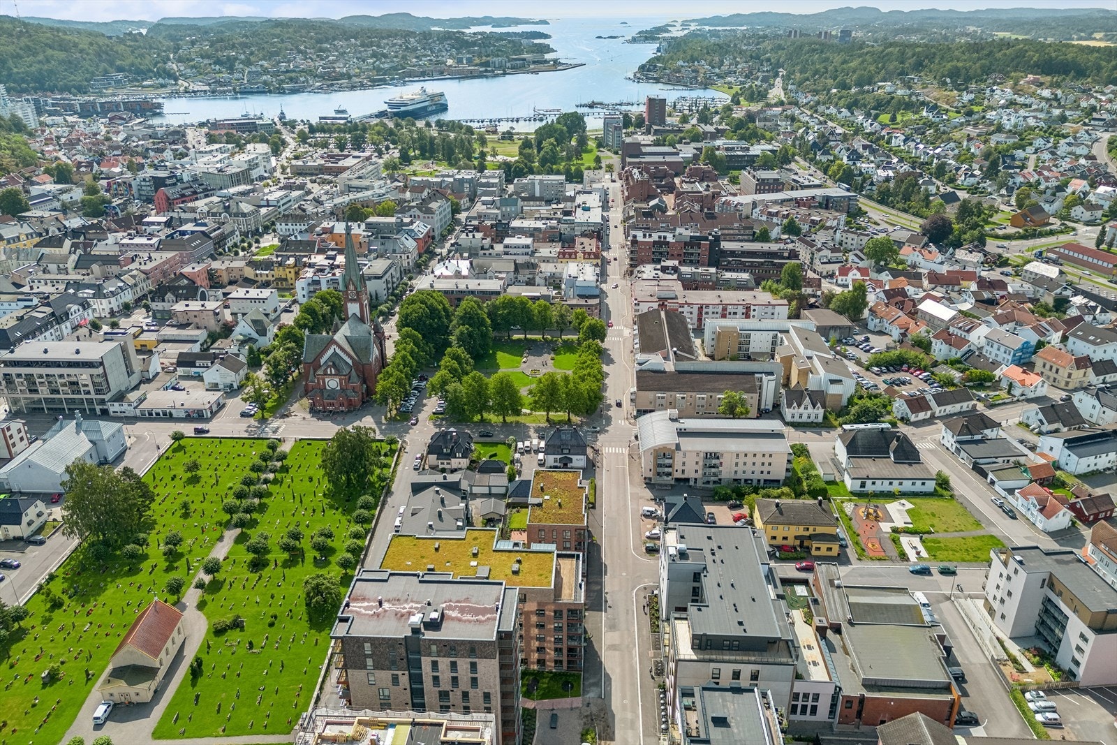Denne rolige bydelen har også kort gangavstand til tog- og busstasjon. Galleribilde