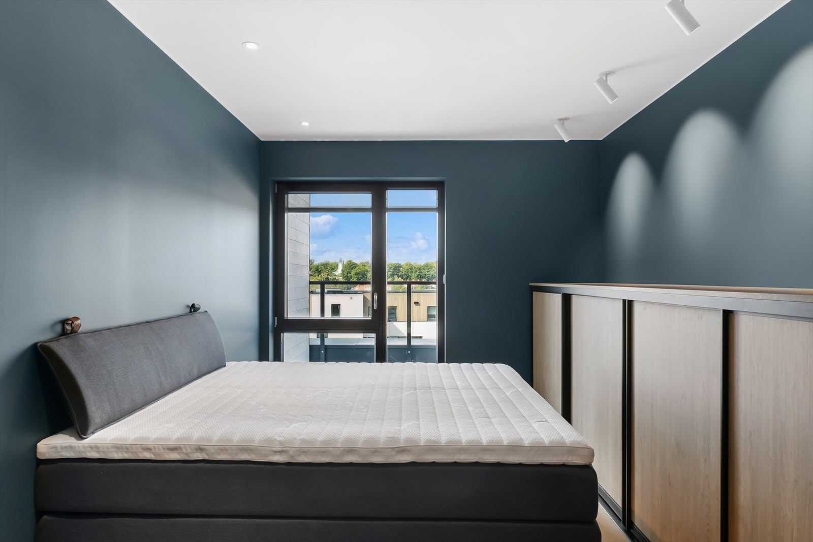 1 av 2 soverom, dette er det største med privat bad og påkostet garderobeløsning. Galleribilde