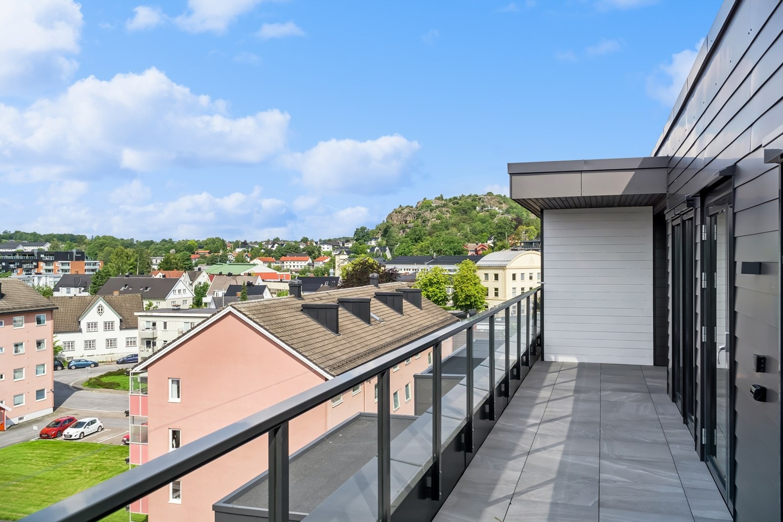 Stor terrasse på ca. 30 kvm, rundt hjørnet er det takoverbygg for deler av terrassen. Galleribilde