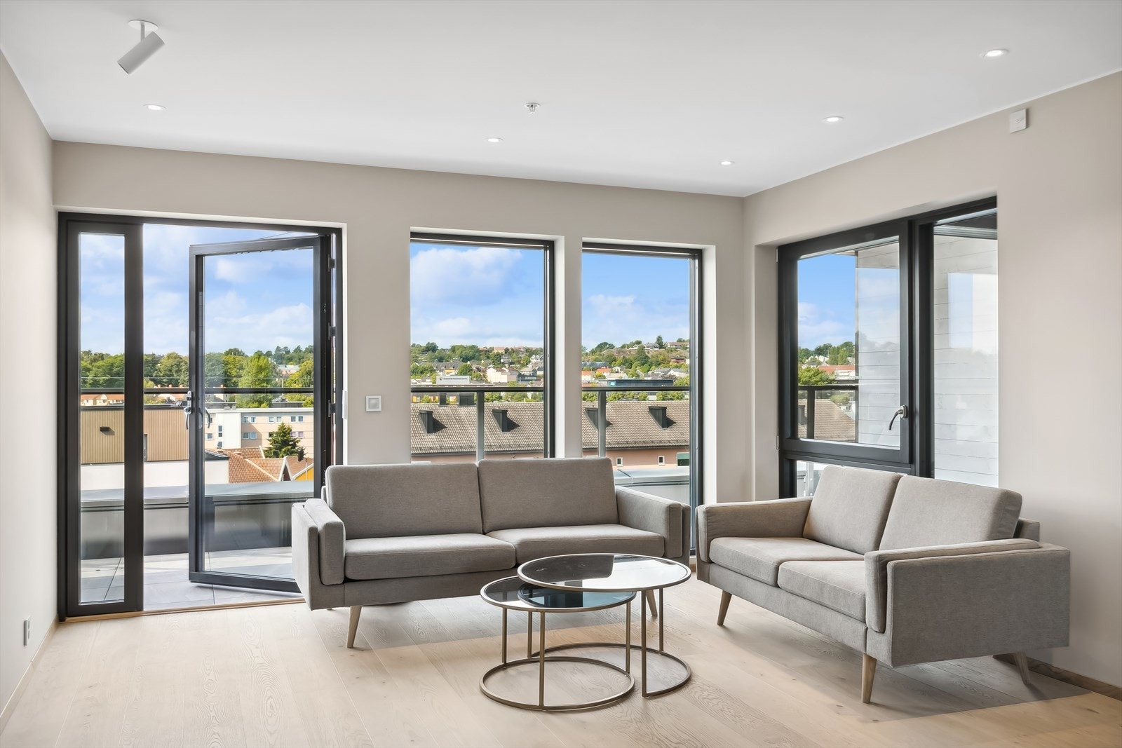 Store fine vindusflater fra gulv til tak. Ingen innsyn. Galleribilde