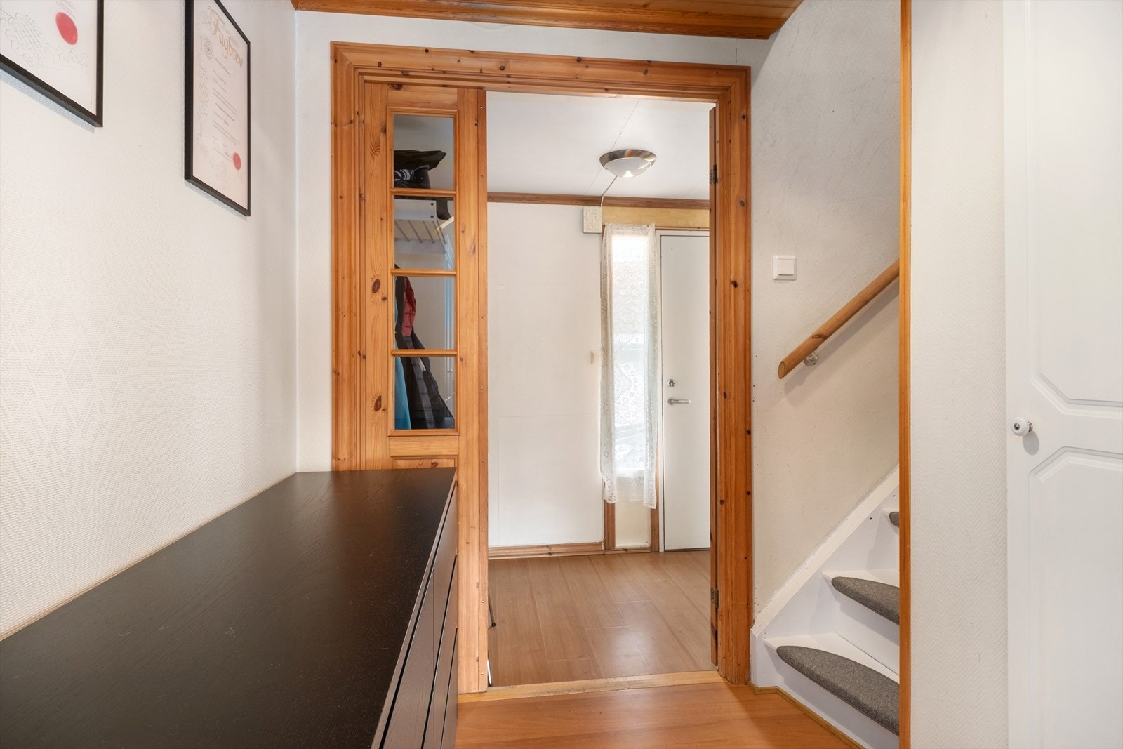 Gangareal i 1.etg. I vindfanget er det god plass til oppbevaring av ytterklede, sko o.l. Galleribilde
