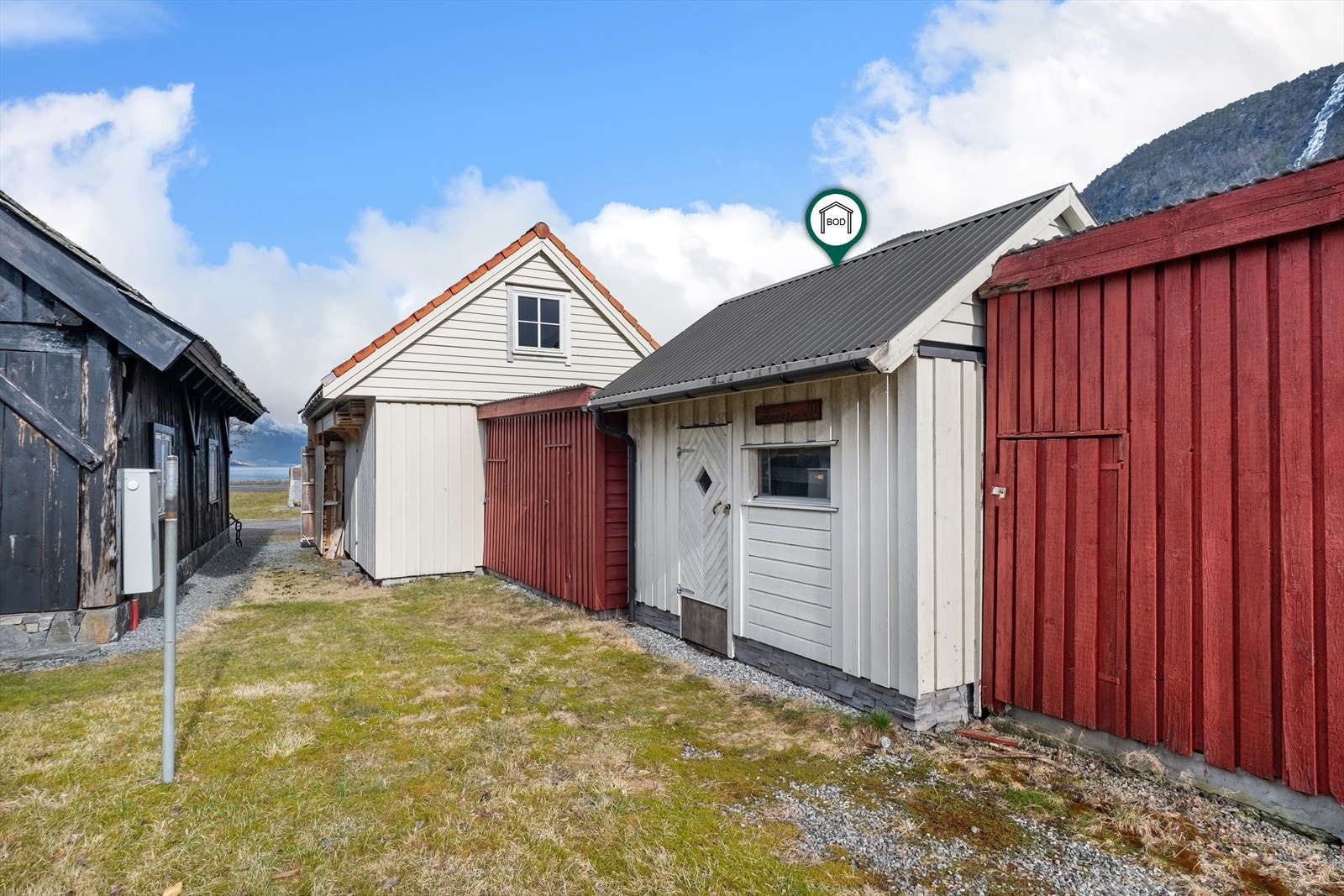 Uthuset er oppført med enkel trekonstruksjon. Galleribilde