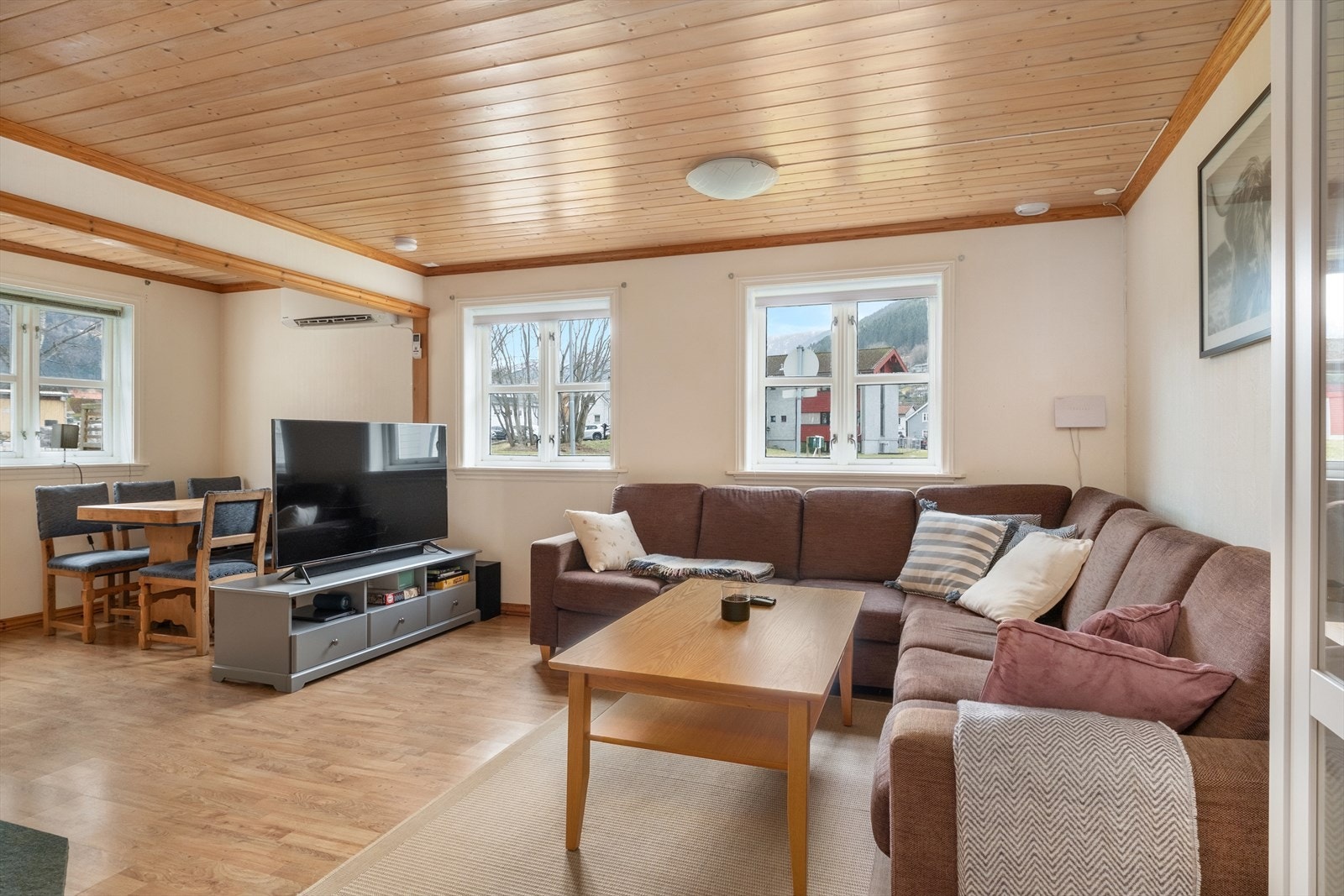 Stove og kjøkken kjem i ei delvis opa løysing med plass til innreiing av både sitte- og etegruppe. Galleribilde