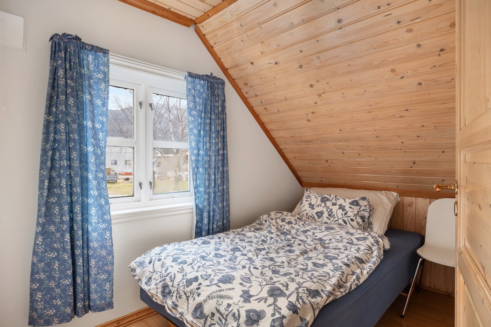 Loftet inneheld 3 lyse og fine soverom av ulik storleik med skrå himling. Galleribilde