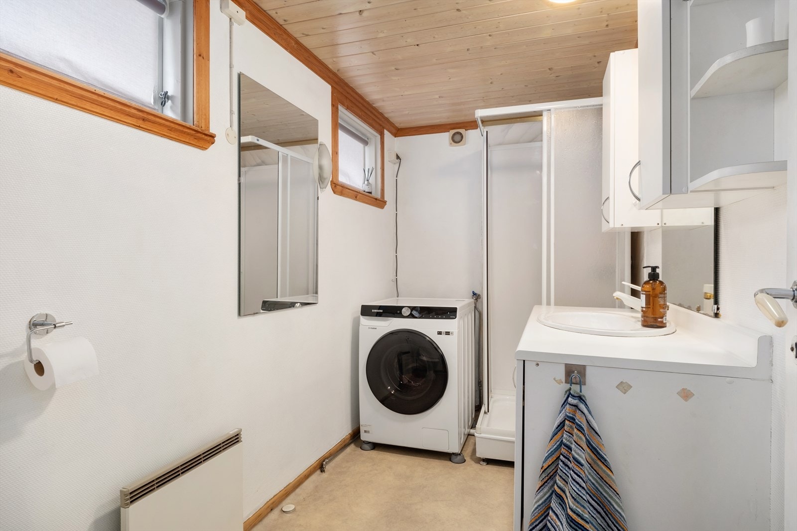 Baderom med belegg på golv og trekte veggar. Galleribilde