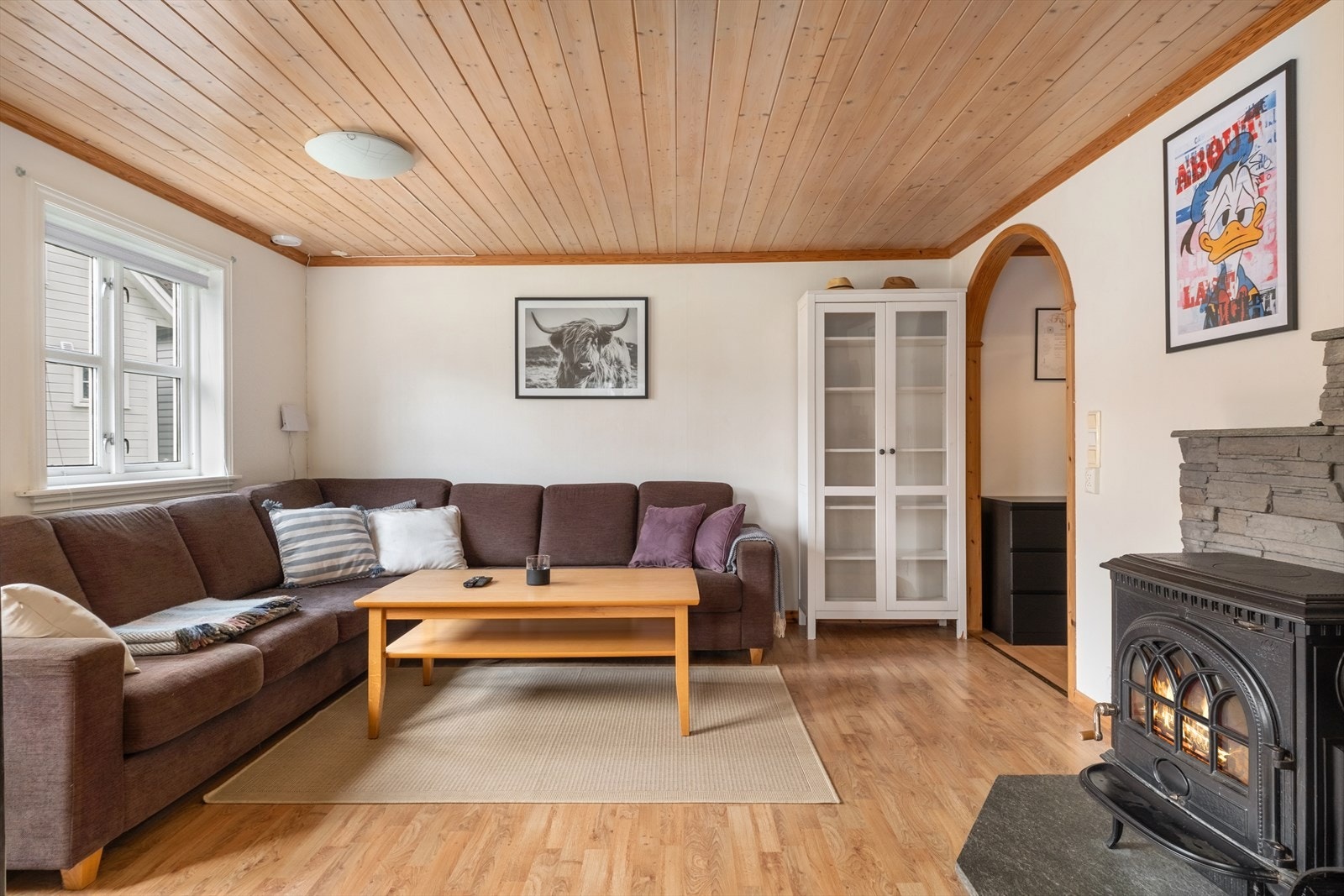 Som ekstra oppvarmingskjelder er det vedomn med elementpipe som er dels forblenda med stein, og varmepumpe. Galleribilde