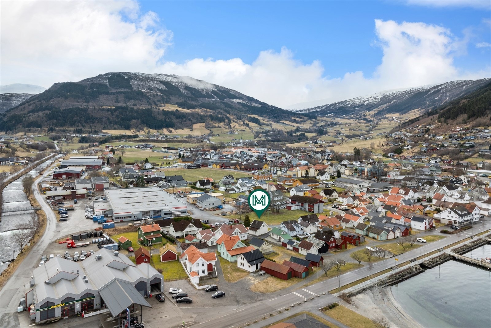 Området er eit gamalt strandsitjarmiljø med typisk bygningsstruktur for slike miljø med små hus, naust og uthus i tett bebyggelse. Galleribilde