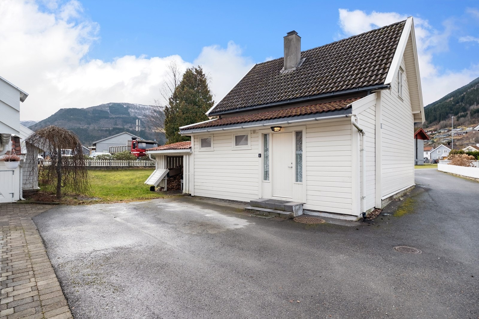 Bustaden har fint opparbeid inngangsparti og lett tilkomst frå bakkeplan. Galleribilde