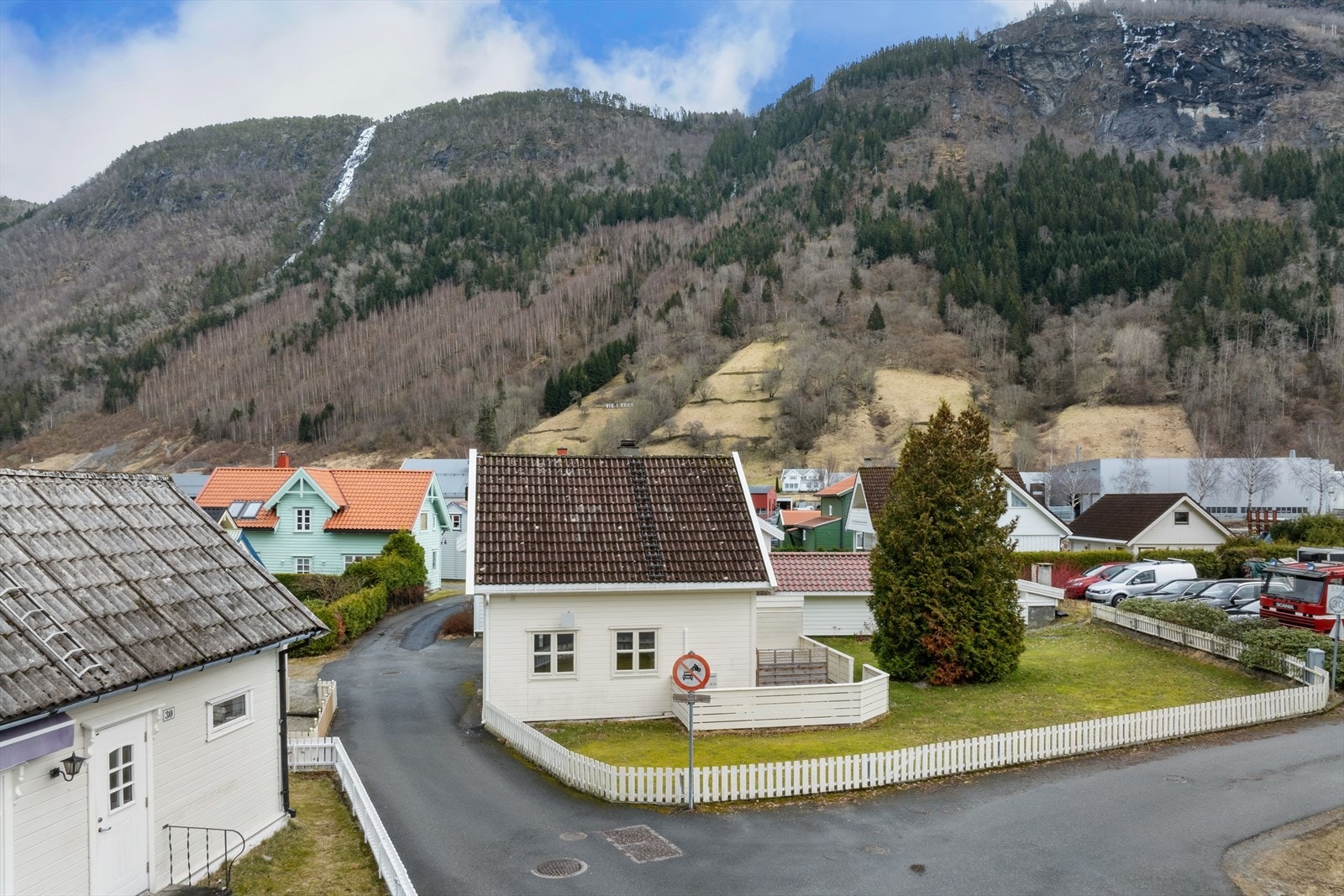 Eigedom med idyllisk beliggenheit sentralt på Vikøyri i Vik kommune og med gangavstand til det meste av fasilitetar i Vik. Galleribilde