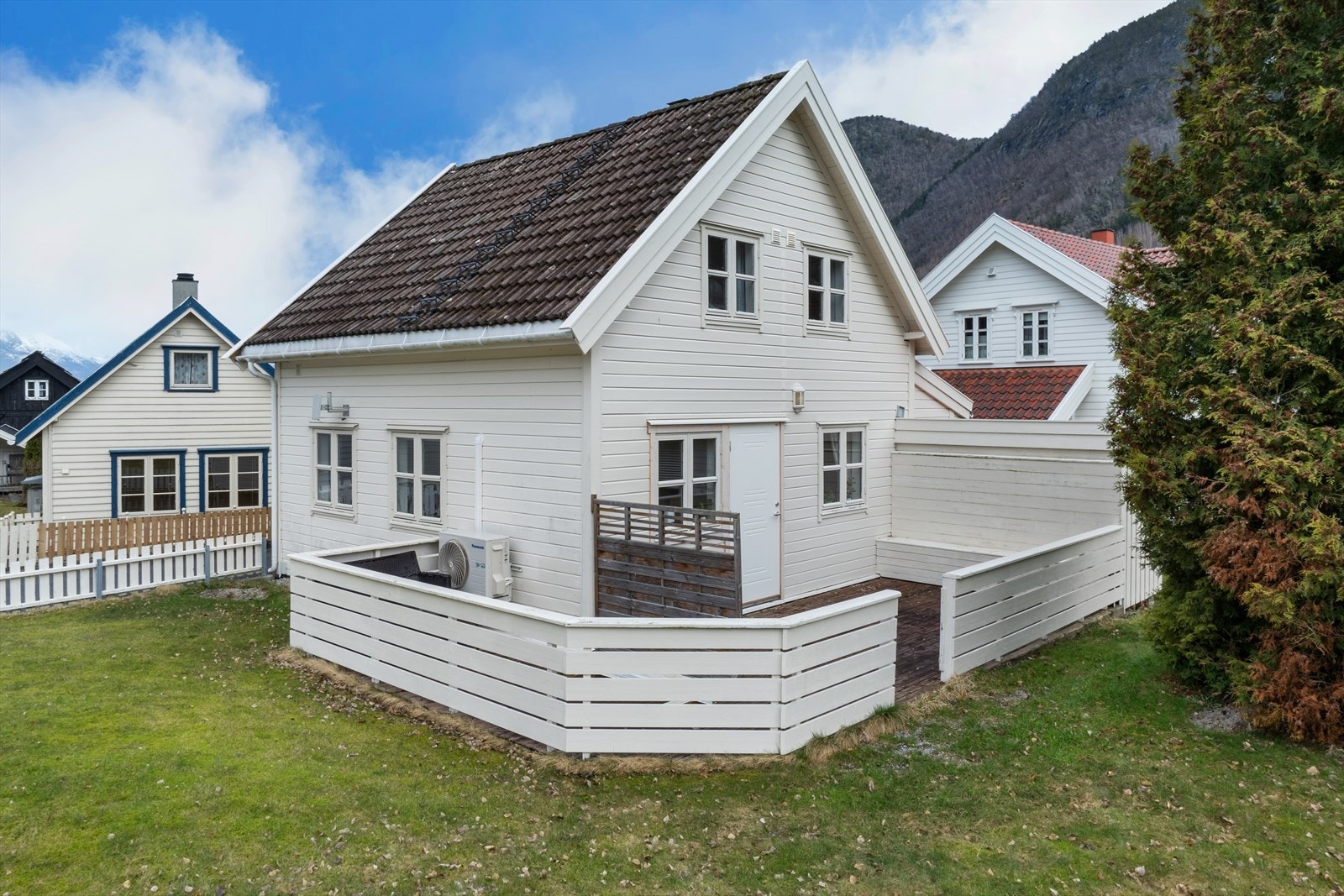 Tomta er flat og opparbeida med asfaltert parkering og inngjerda hage. Galleribilde