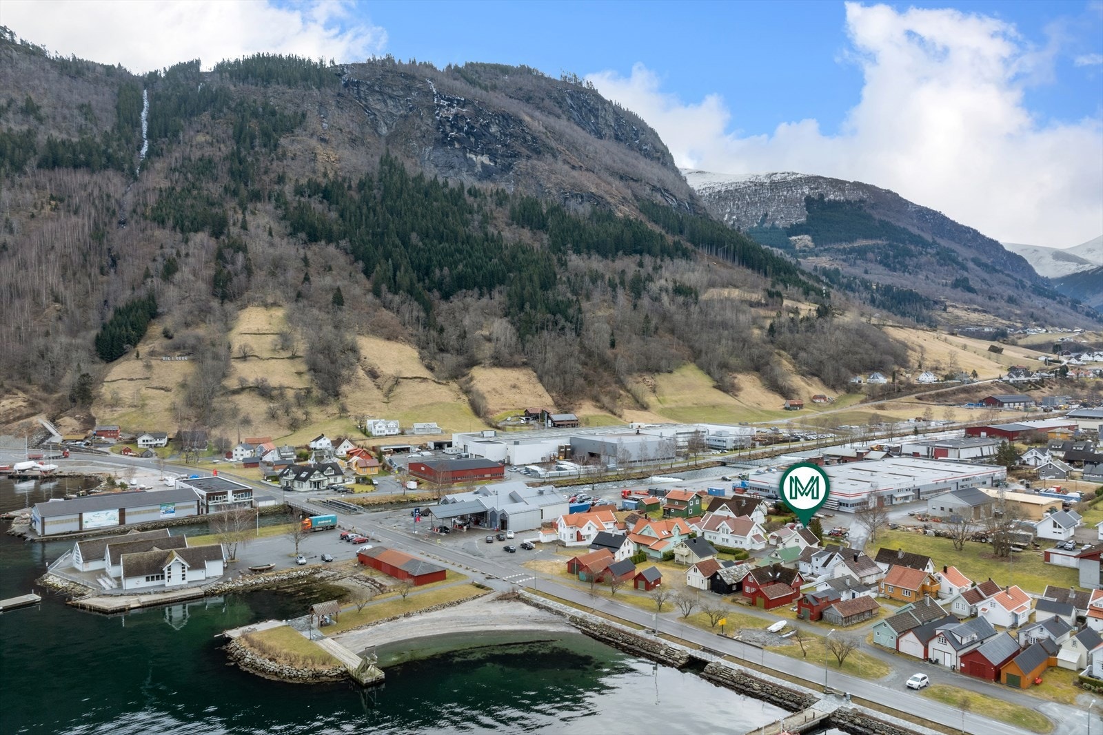 Området er utbygd med bustadar og nokre næringsbygg like ved. Området er omfatta av verneområdet på Øyri. Galleribilde