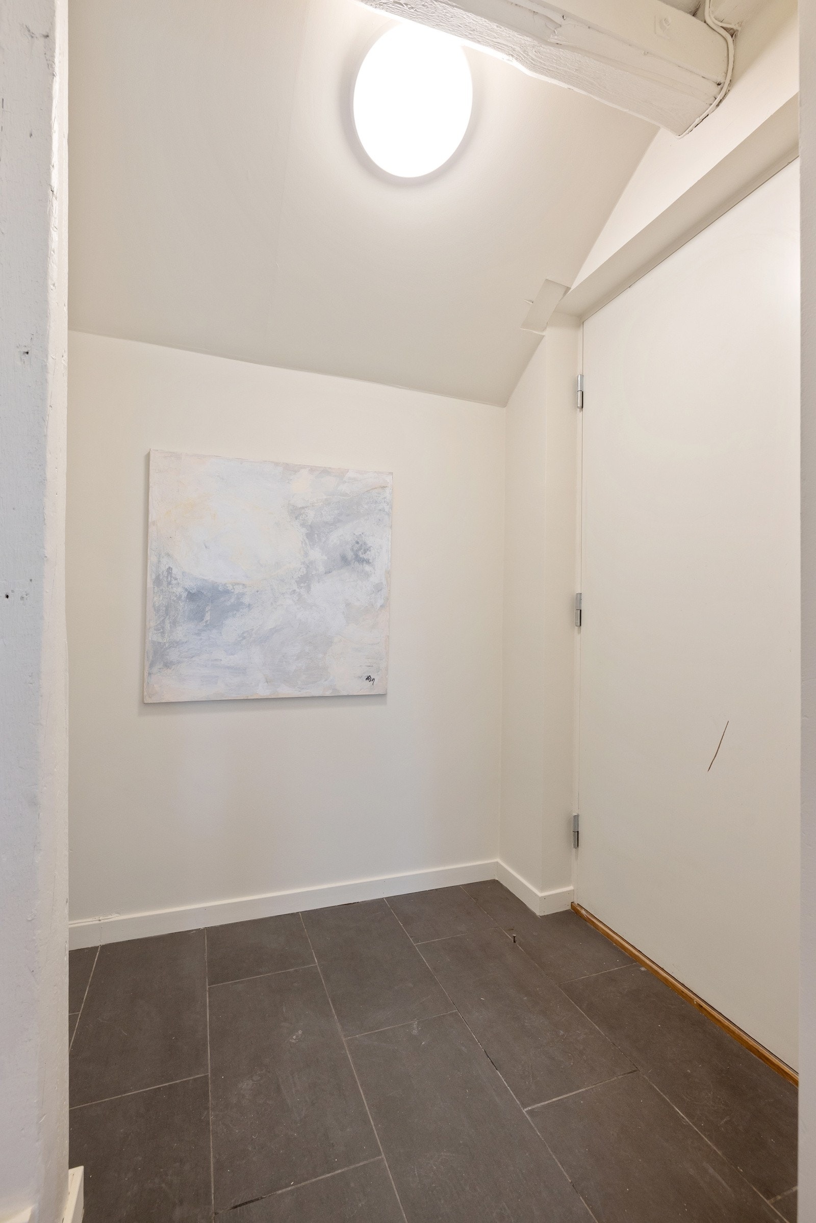 Entréen har plass til knagrekke, skohylle og speil. Galleribilde