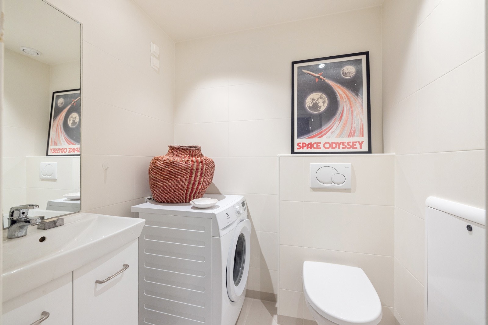 Det andre badet/vaskerommet er innredet med toalett, servant og opplegg for vaskemaskin. Galleribilde