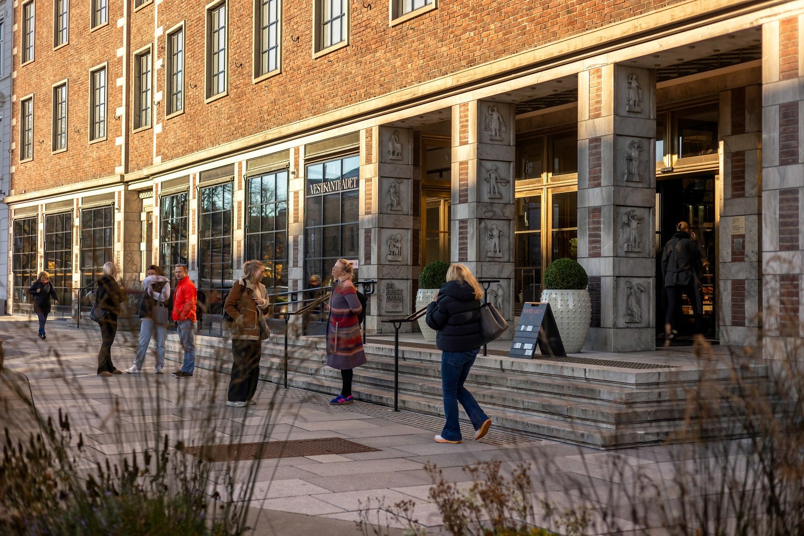 Et nytt nabolagskvartal er skapt på Solli Plass, i utbyggingen av Sommerrokvartalet. Prosjektet omfattet hele kvartalet, og rommer et nytt nabolagshotell, flere serveringssteder og en kulturscene. Galleribilde