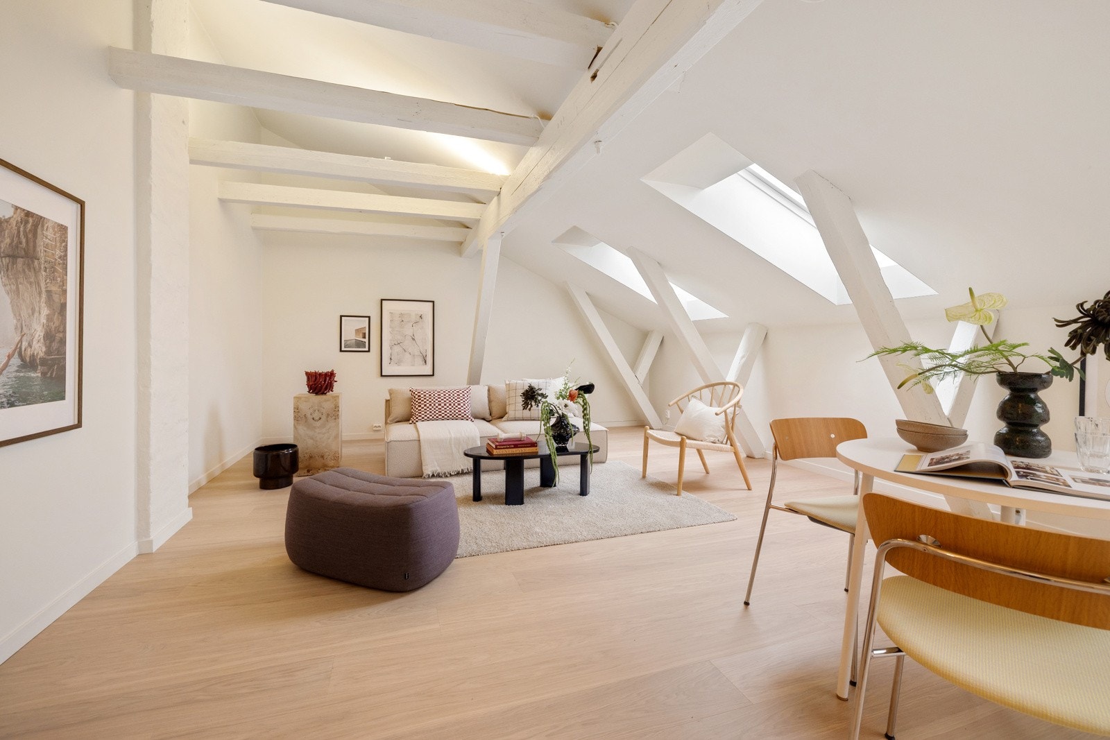 Leiligheten ble oppgradert i 2025 med nytt parkettgulv og nymalte overflater i stue/ kjøkken. Galleribilde