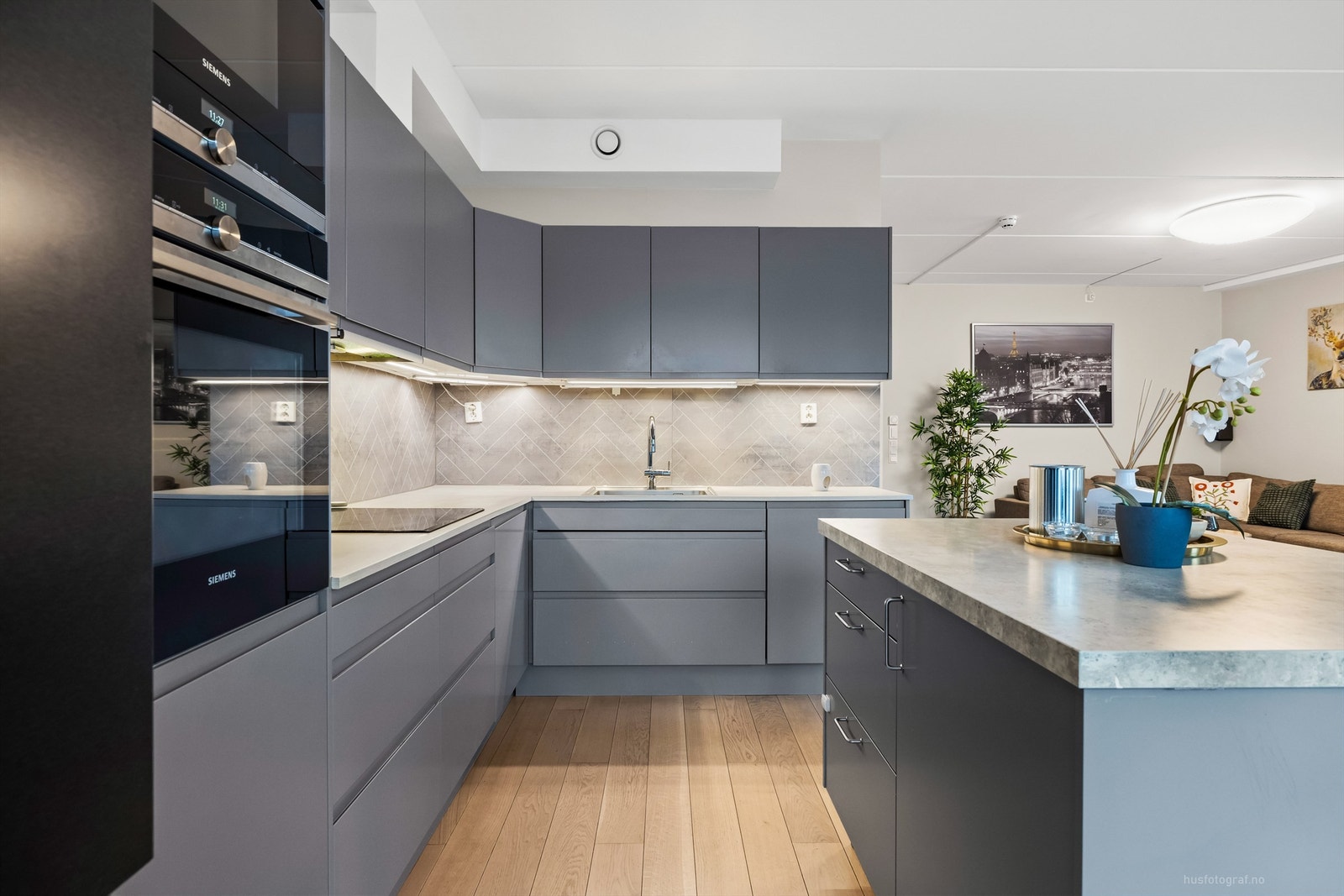 Praktisk kjøkkenøy med barløsning og underskap Galleribilde