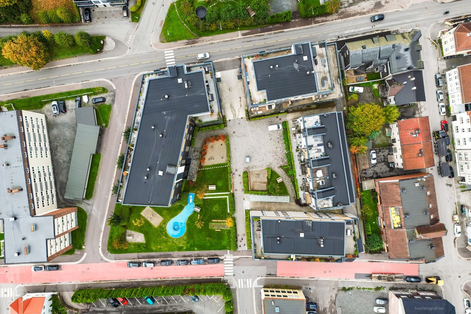 Svært pent opparbeidet tomt med gressplen, hekk, prydbusker og diverse beplantninger Galleribilde