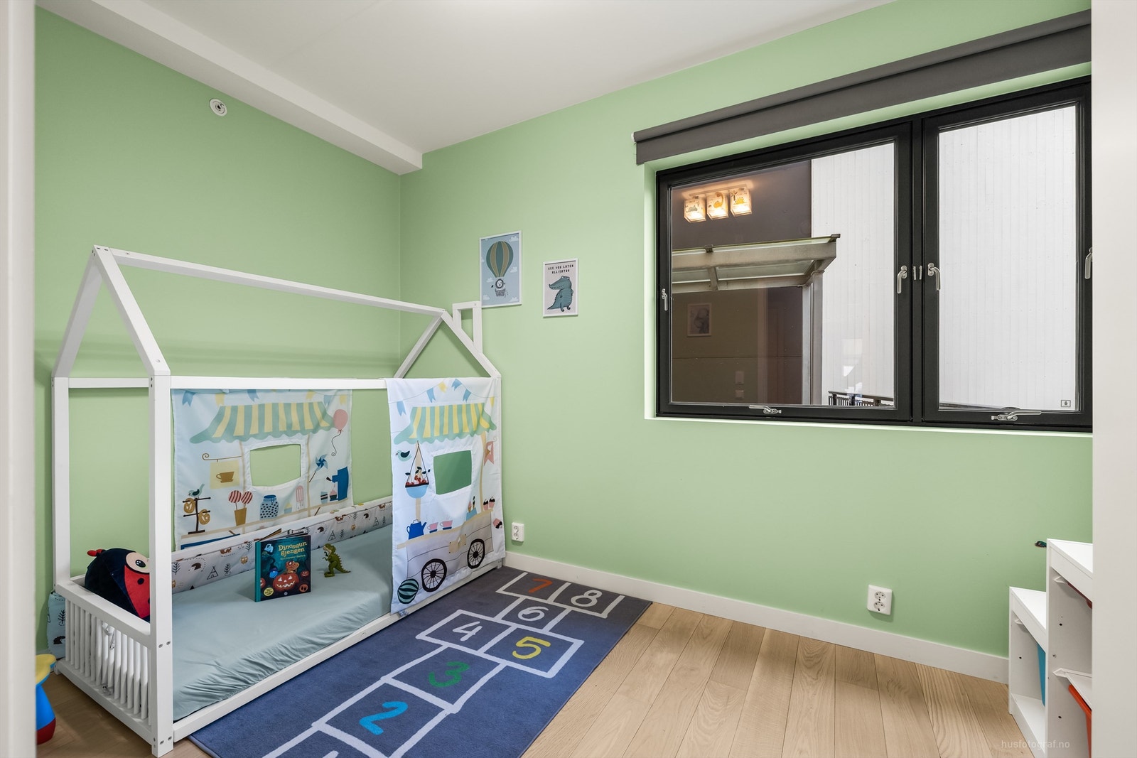 Soverom 2 med parkett på gulv, malte vegger og malt himling Galleribilde