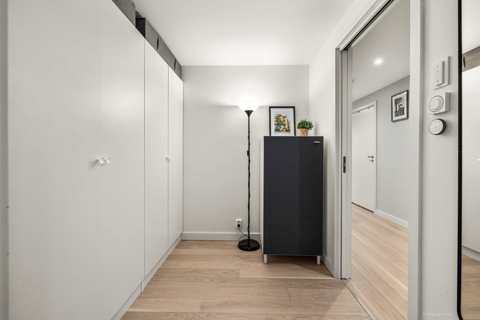 Omkledningsrom med parkett på gulv, malte vegger og malt himling Galleribilde