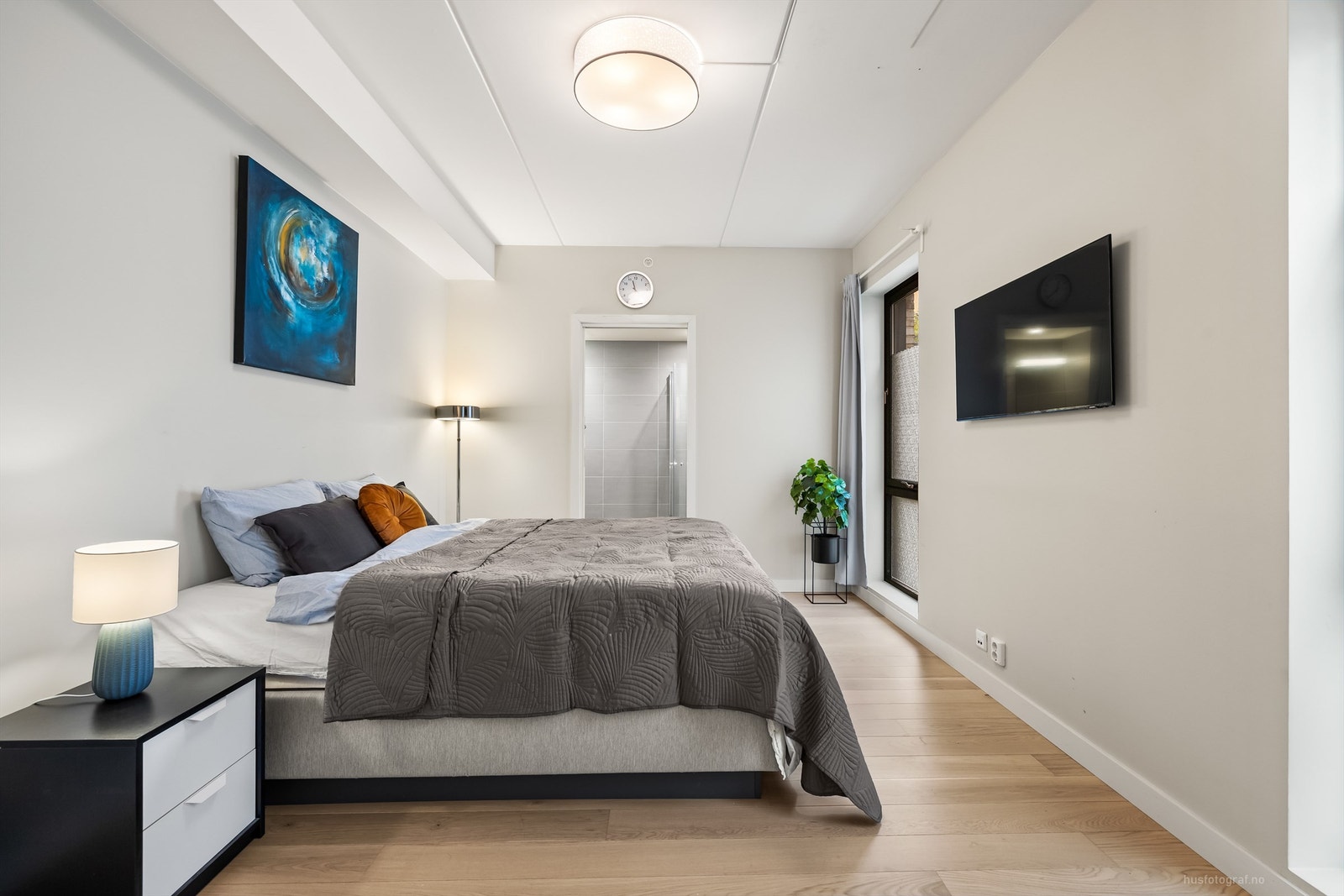 Romslig hovedsoverom med suiteløsning - Direkte tilgang til eget bad og omkledningsrom Galleribilde