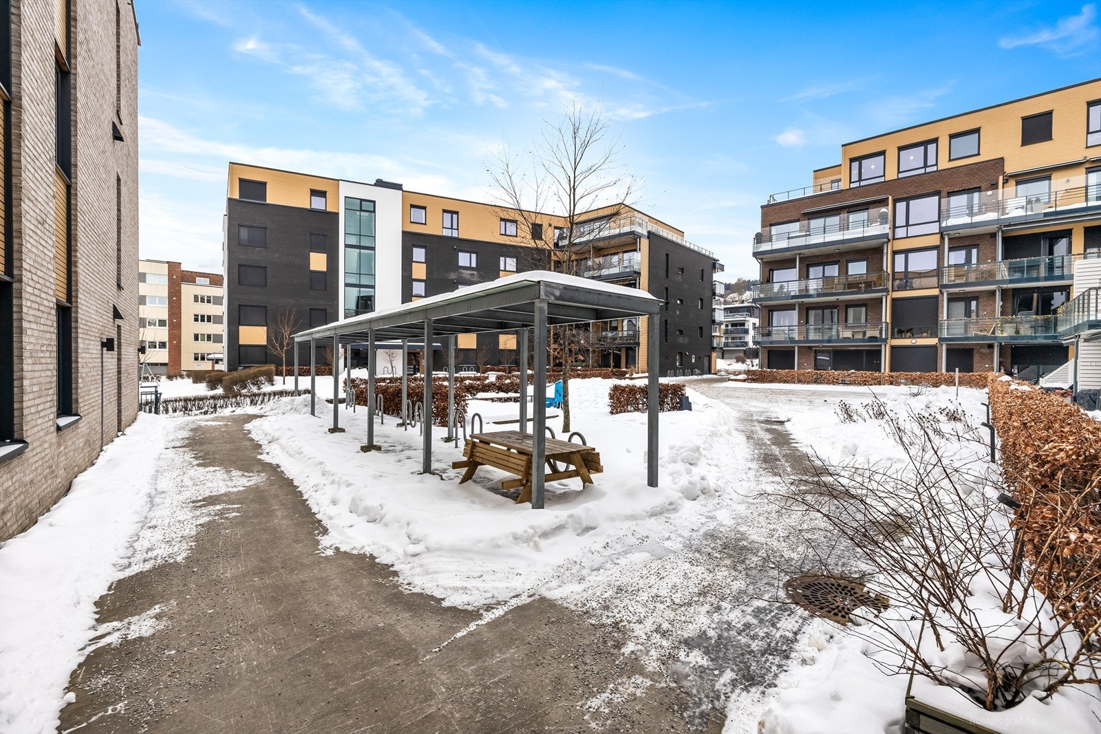 Det er også utvendig sykkelparkering på sameiets tomt Galleribilde