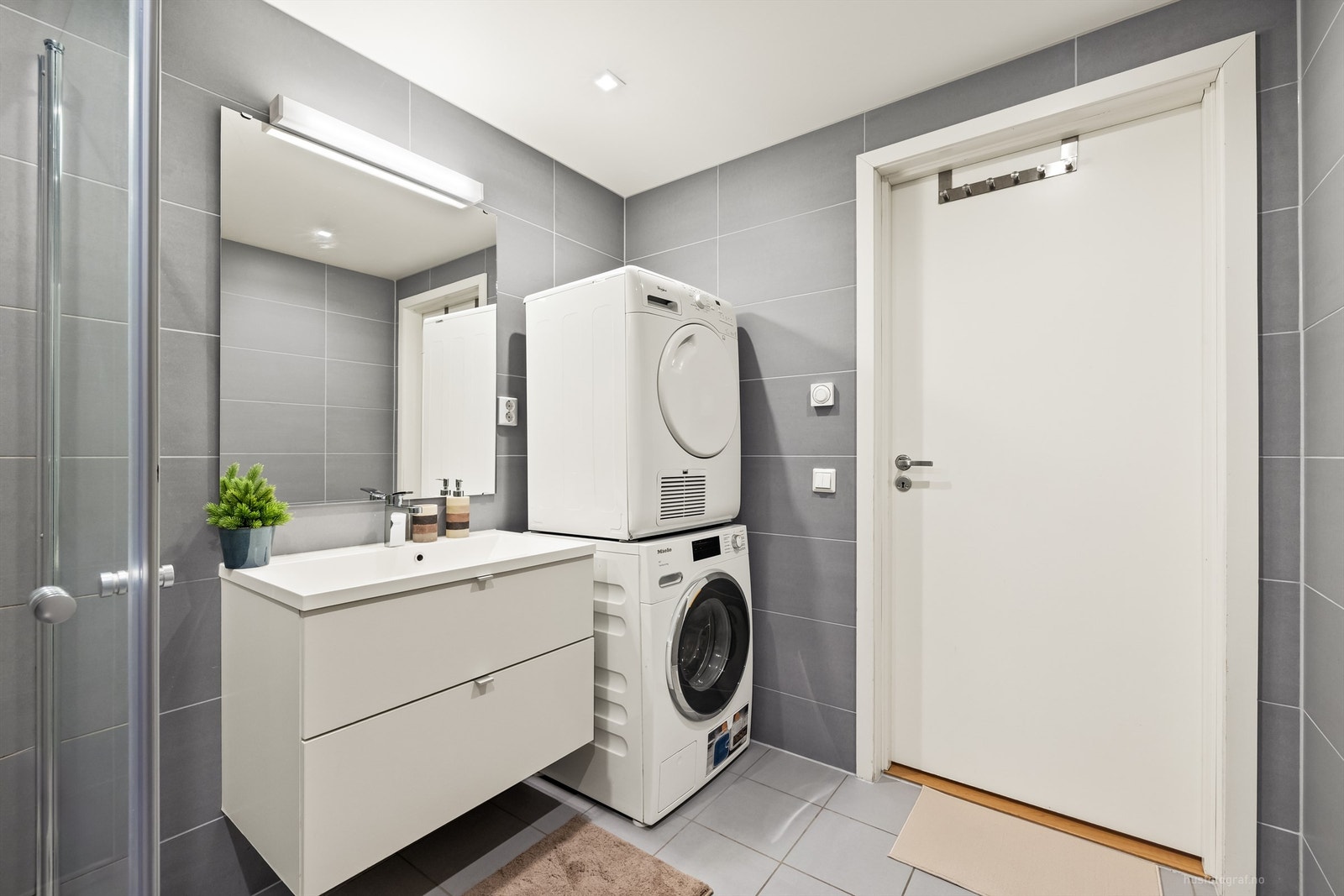 Badet har downlights i tak og gulvvarme Galleribilde