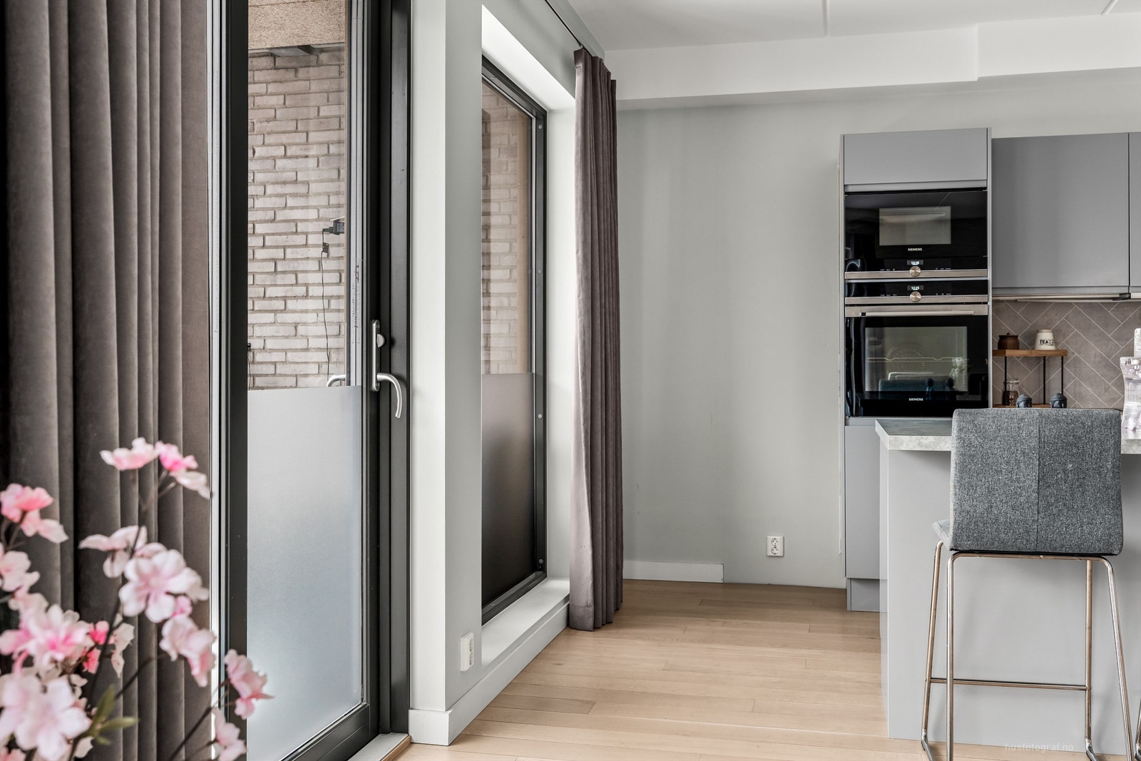 Nylig montert folie for skjerming mot innsyn på vinduer i stue/kjøkken Galleribilde