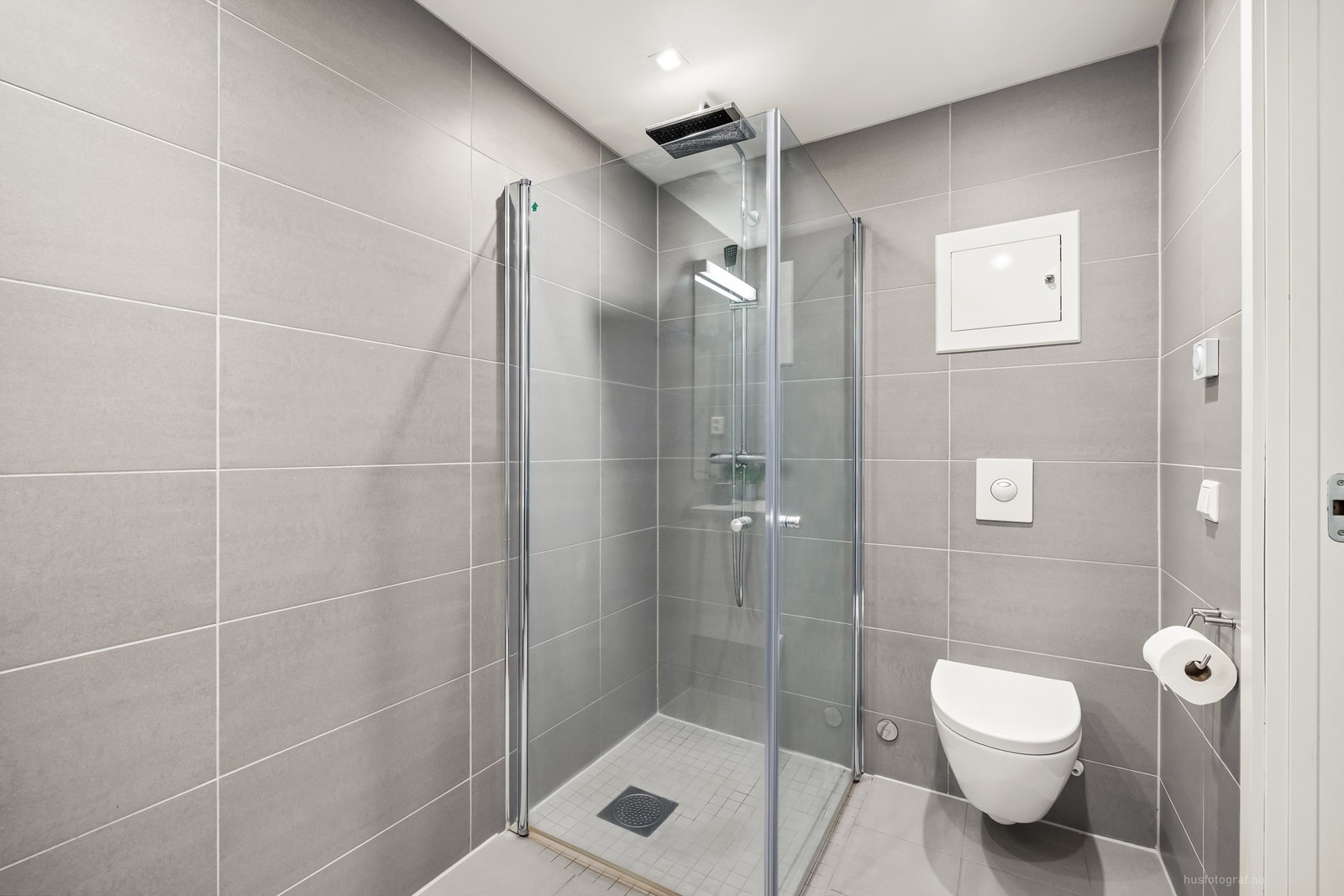 Badet har dusjhjørne med regnfallsdusj, downlights i tak og gulvvarme Galleribilde