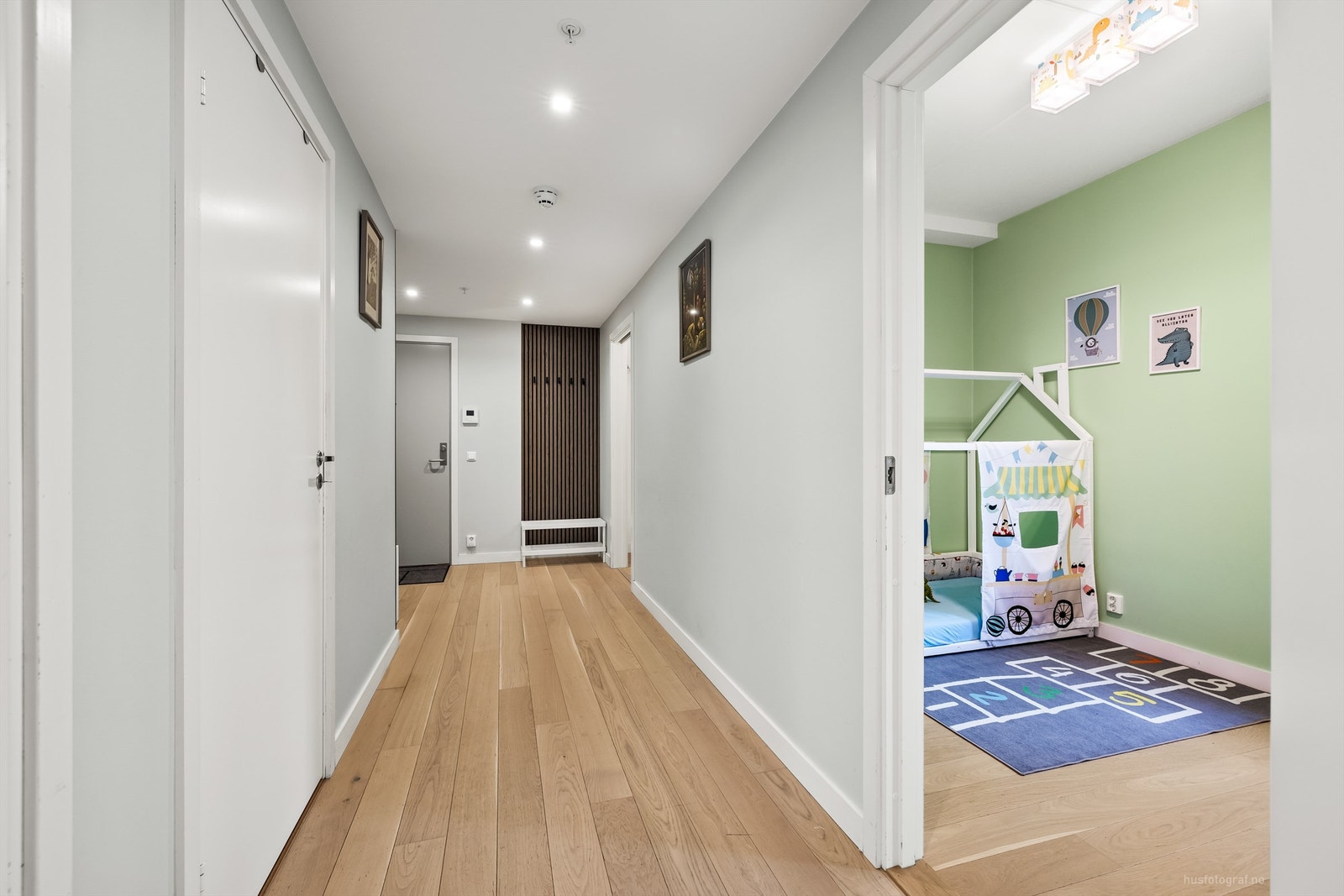 Entré/gang med downlights i tak Galleribilde