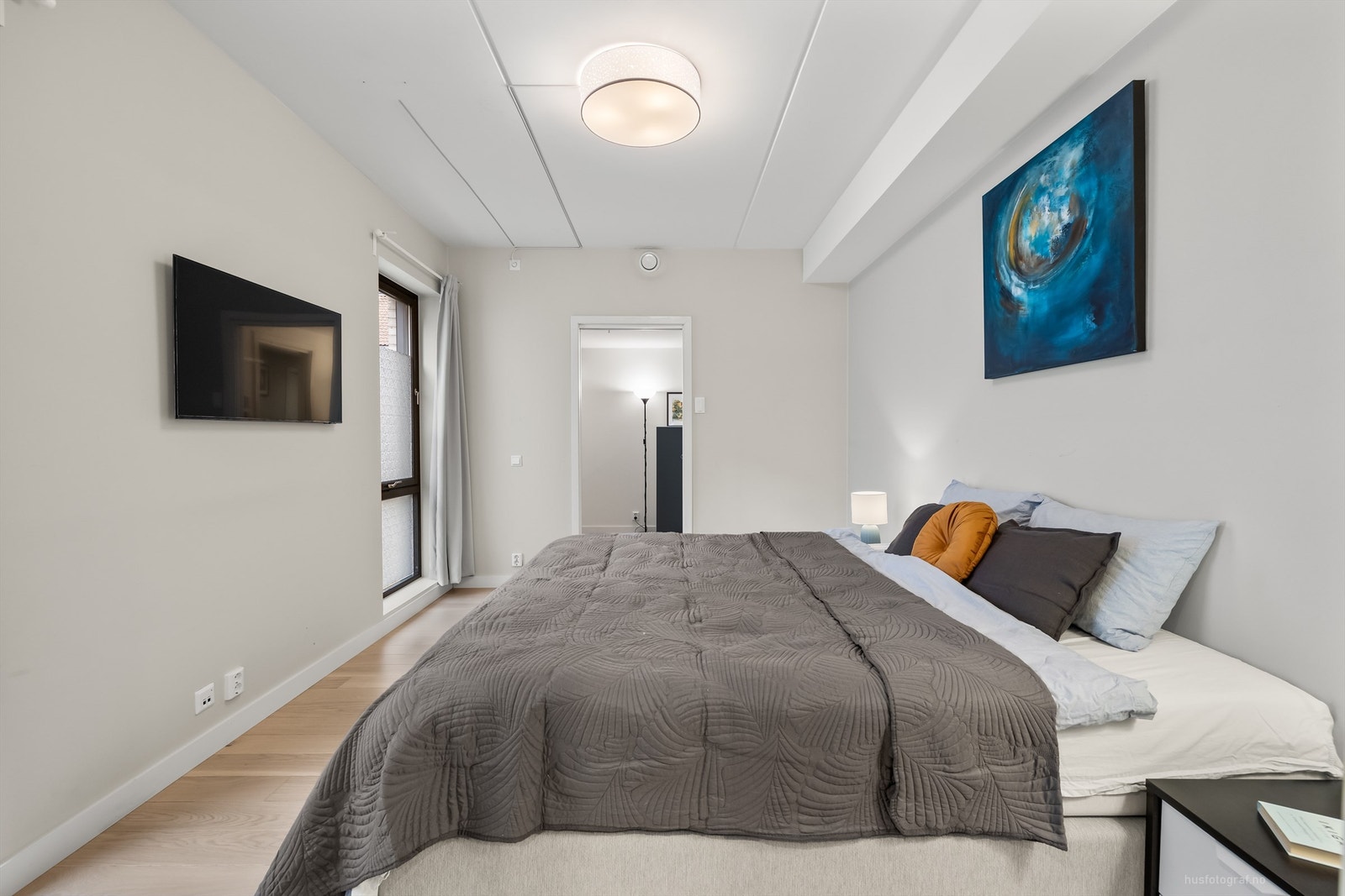 Soverom 1 med parkett på gulv, malte vegger og malt himling Galleribilde