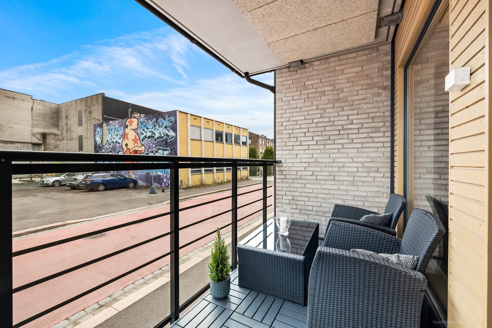 Balkong med plastfliser på gulv (2023) Galleribilde