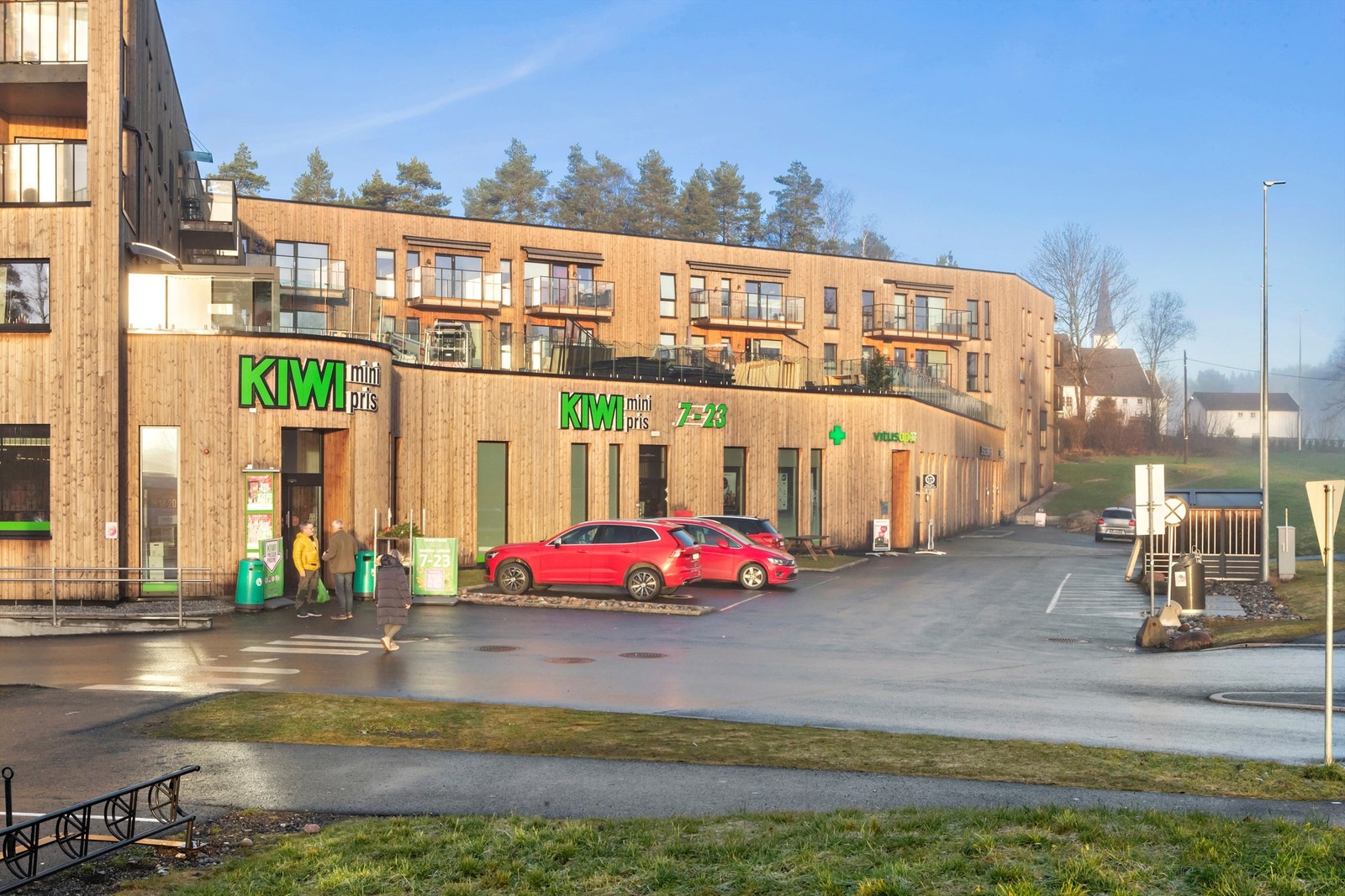 Servicetilbudene er mange, med blant annet matbutikker og Tangen Senter i nærheten Galleribilde