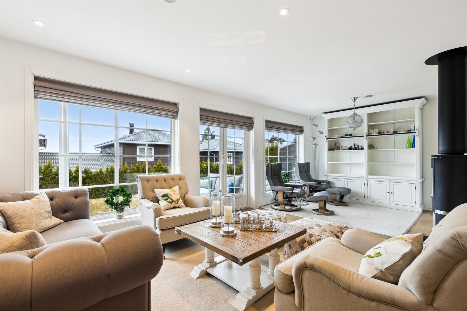 Boligen har tilpassede lystette gardiner fra Luxalex, på alle vinduer Galleribilde