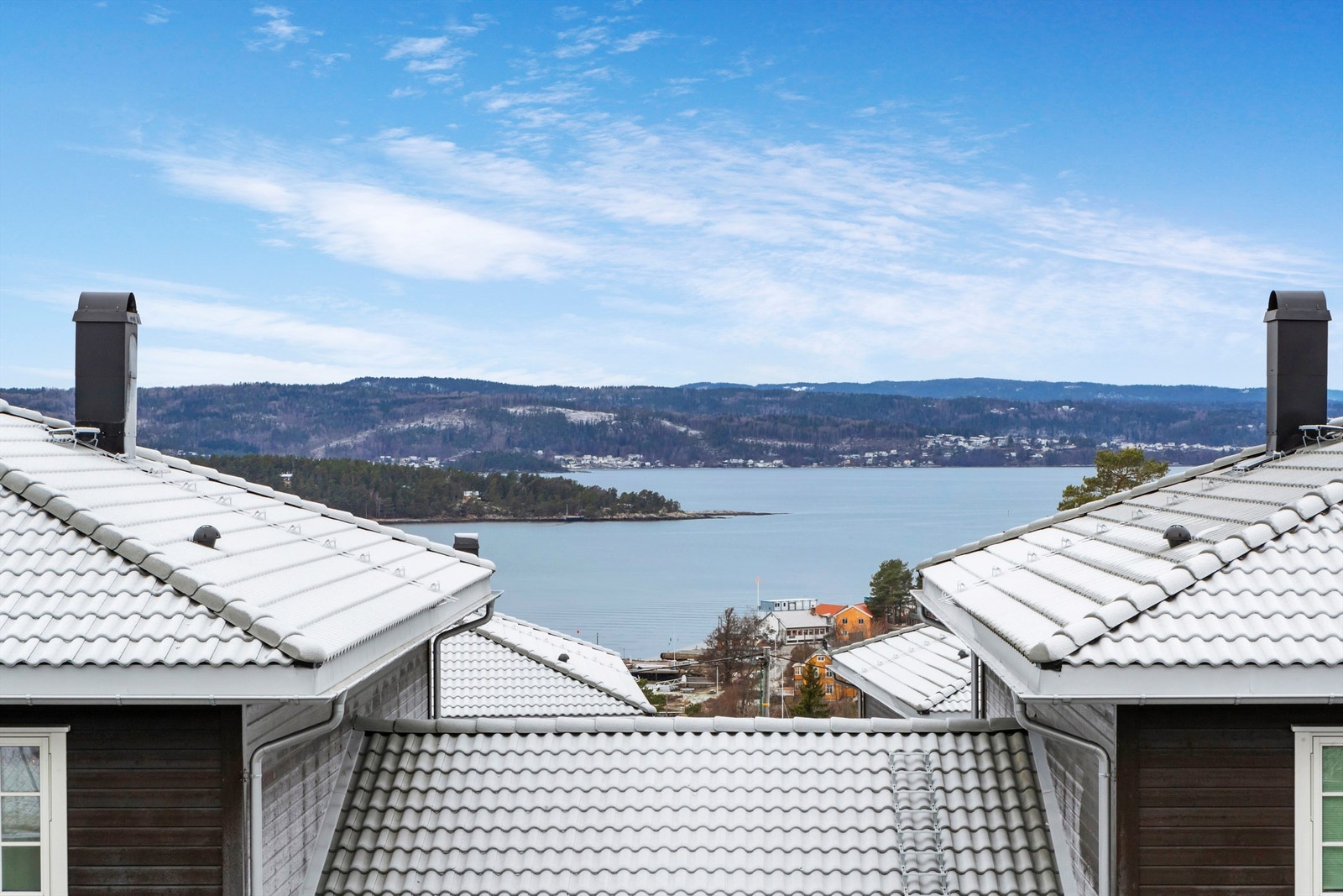 Det er kort vei ned til badestrand og båtmarina Galleribilde