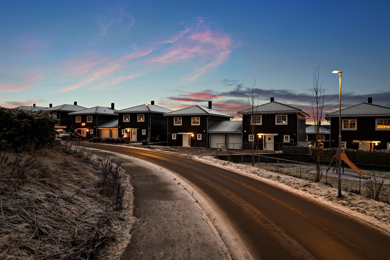 Det er kun 200 meter til Labråteveien bussholdeplass som gir enkel tilgang til offentlig transport Galleribilde