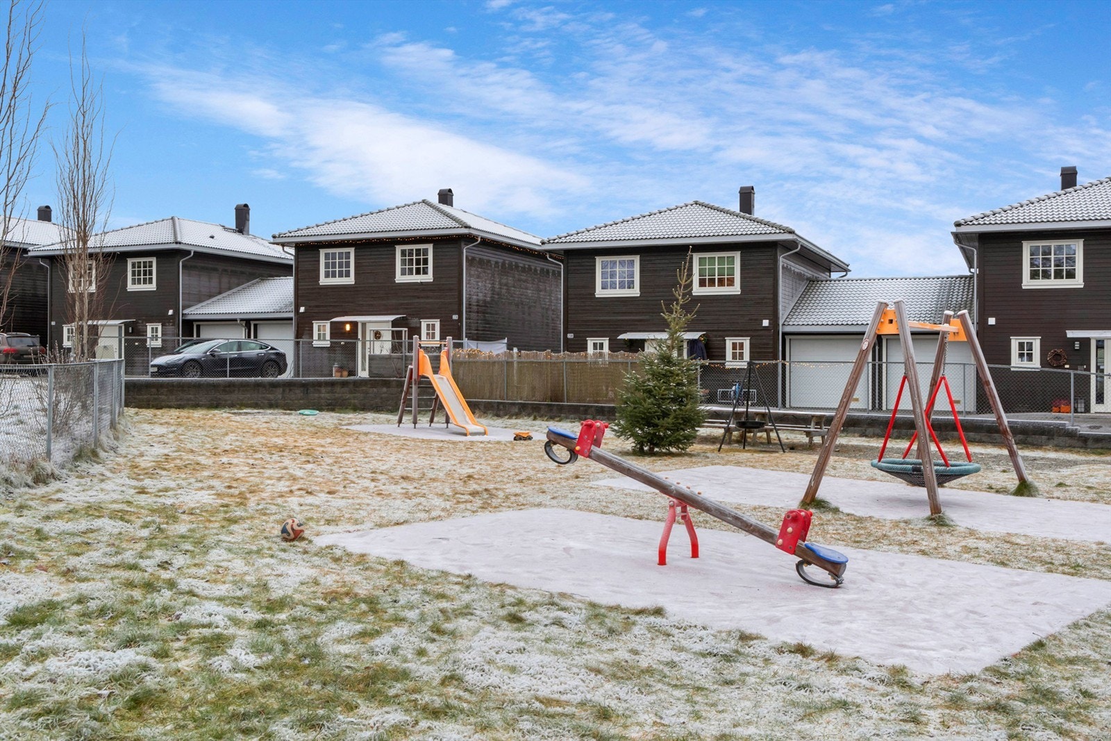 Det er en fin lekeplass rett utenfor boligen Galleribilde