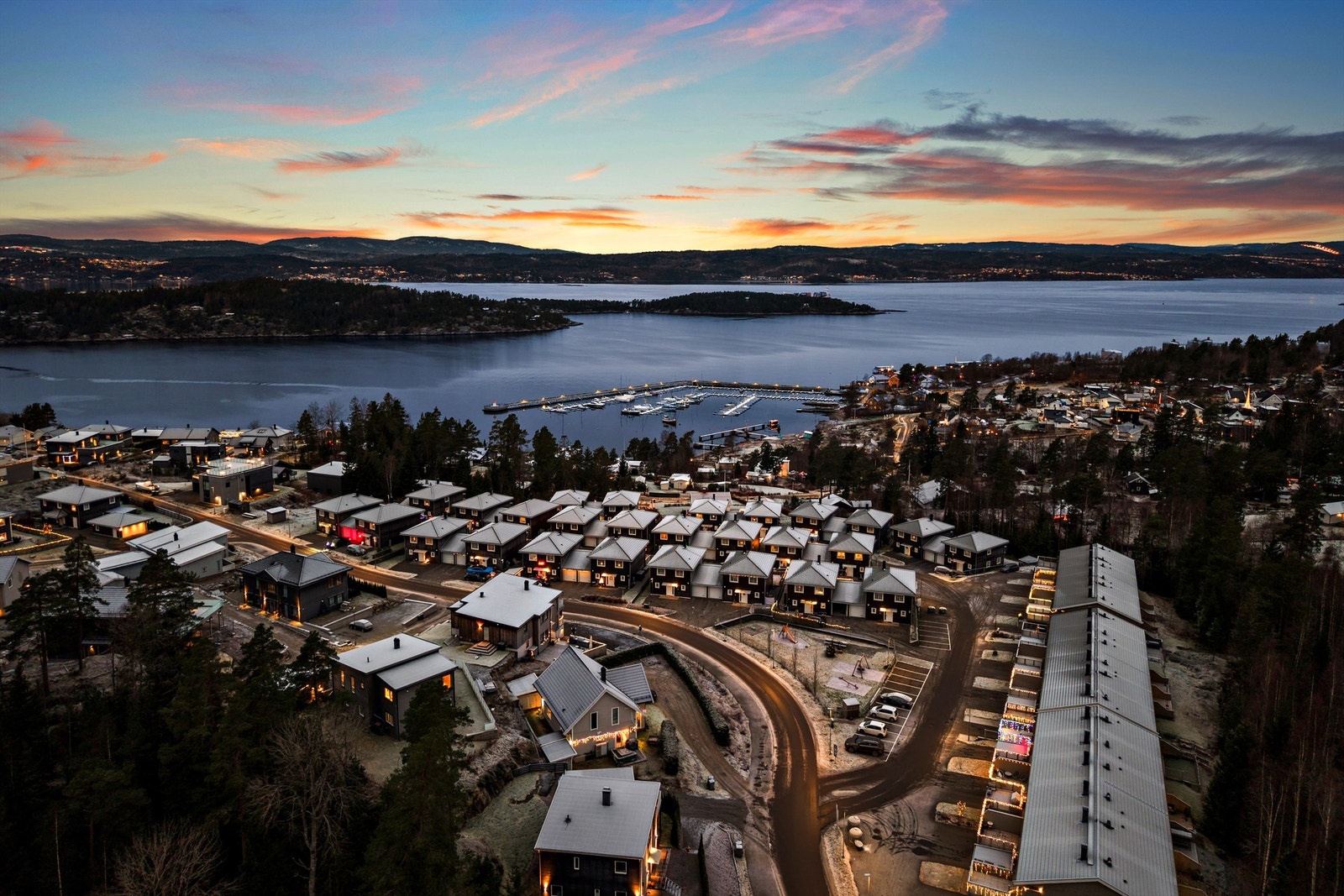 Fagerstrand er kjent for en av Nesoddens mest attraktive strender, med stupebrett, molo og kiosk i sommersesongen Galleribilde