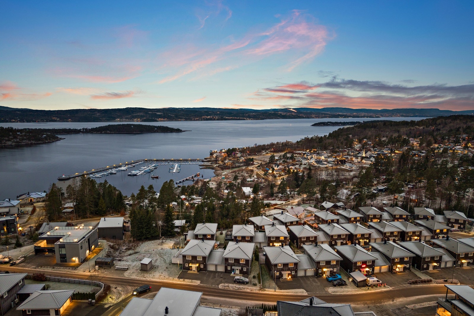 Nesoddmarka har oppkjørte skiløyper om vinteren og fine gangstier om sommeren, i tillegg til kyststien som strekker seg langs hele Nesoddlandet Galleribilde