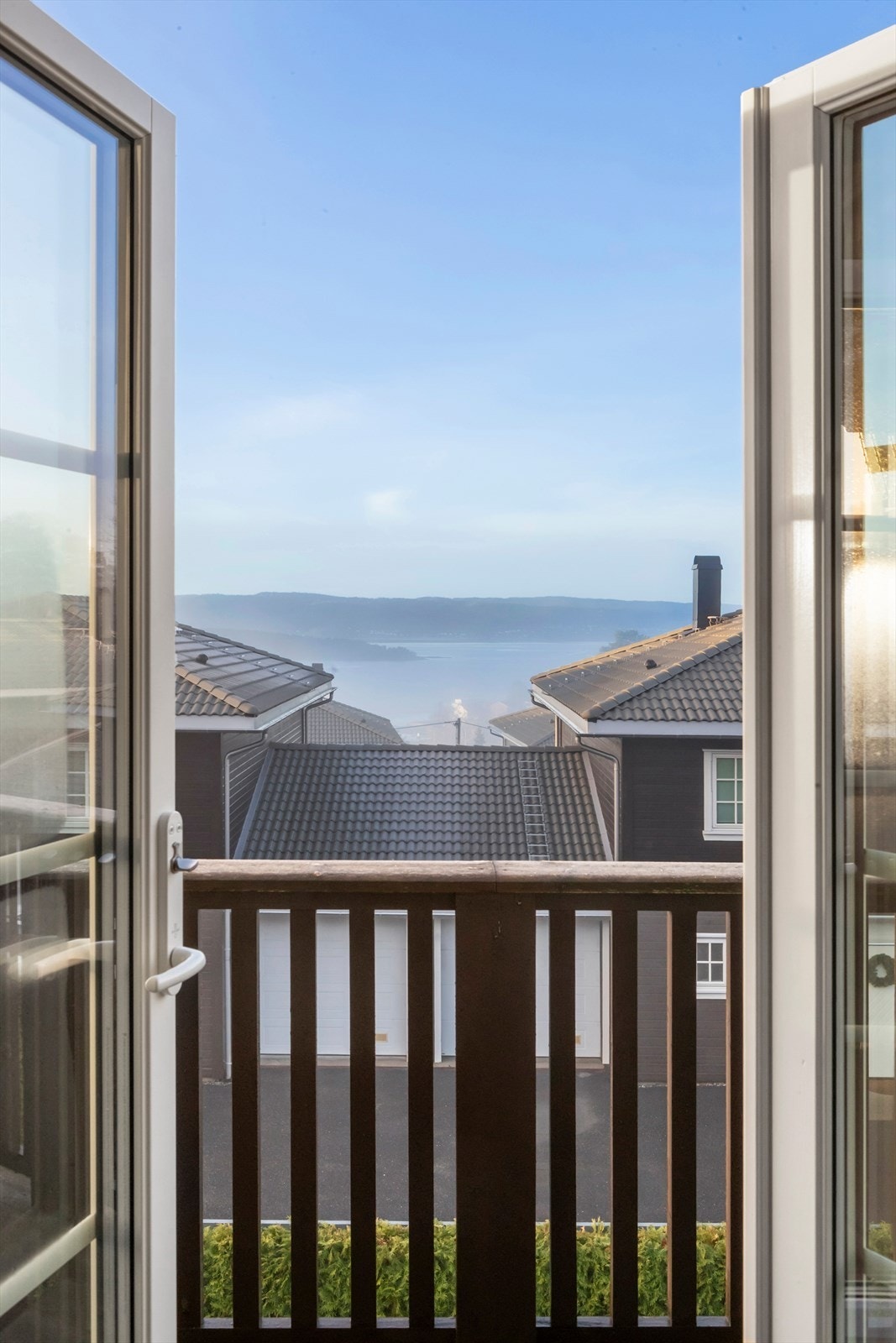 Fra soverommet og verandaen er det fin utsikt mot Oslofjorden Galleribilde
